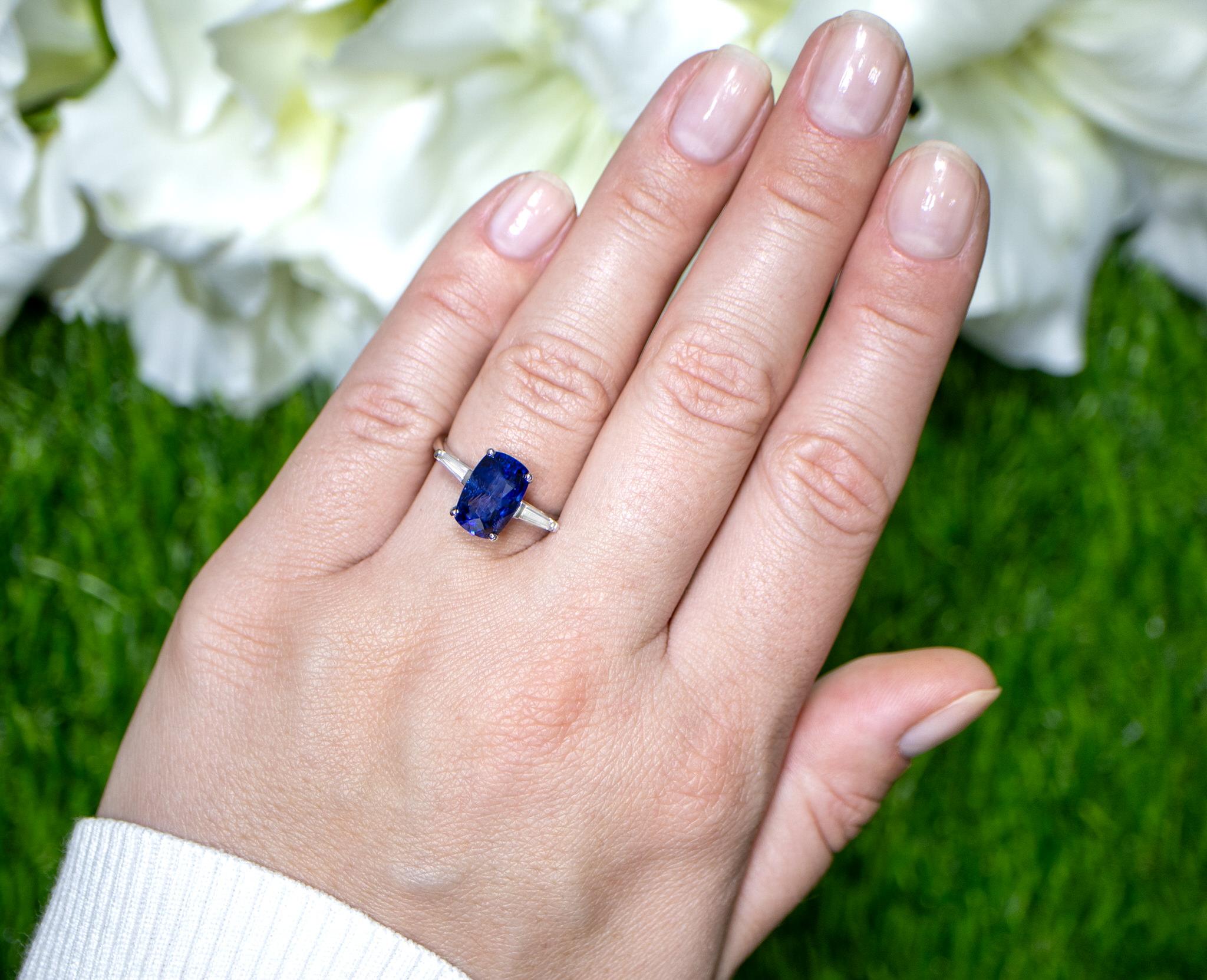 Blue Sapphire Ring Two Side Diamonds 4.72 Carats 18K Gold For Sale 1