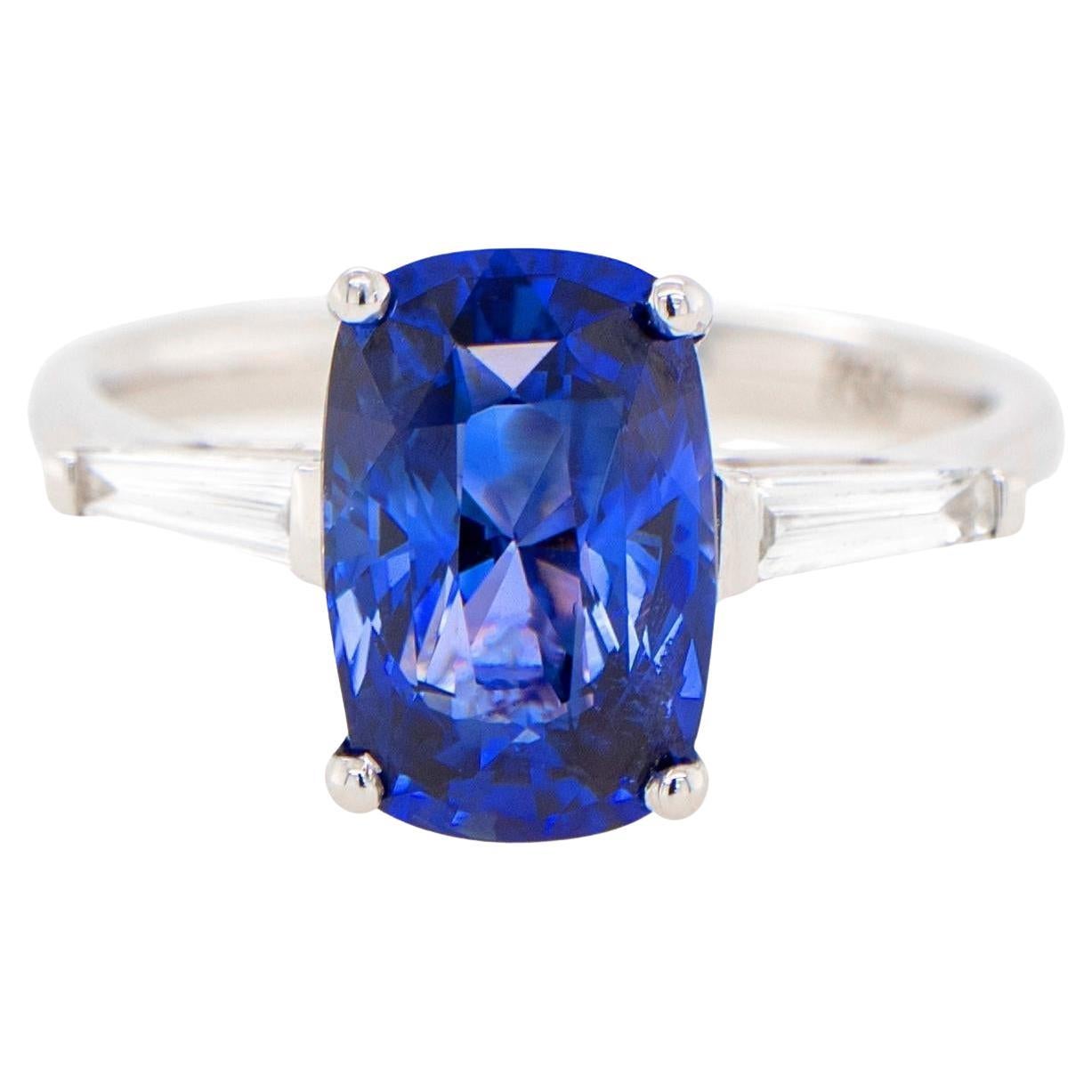 Blue Sapphire Ring Two Side Diamonds 4.72 Carats 18K Gold For Sale