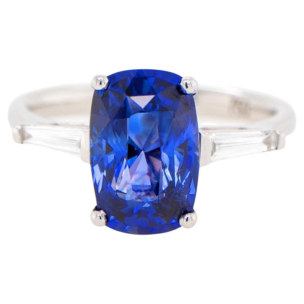 Anillo Zafiro Azul Dos Diamantes Laterales 4,72 Quilates Oro 18K