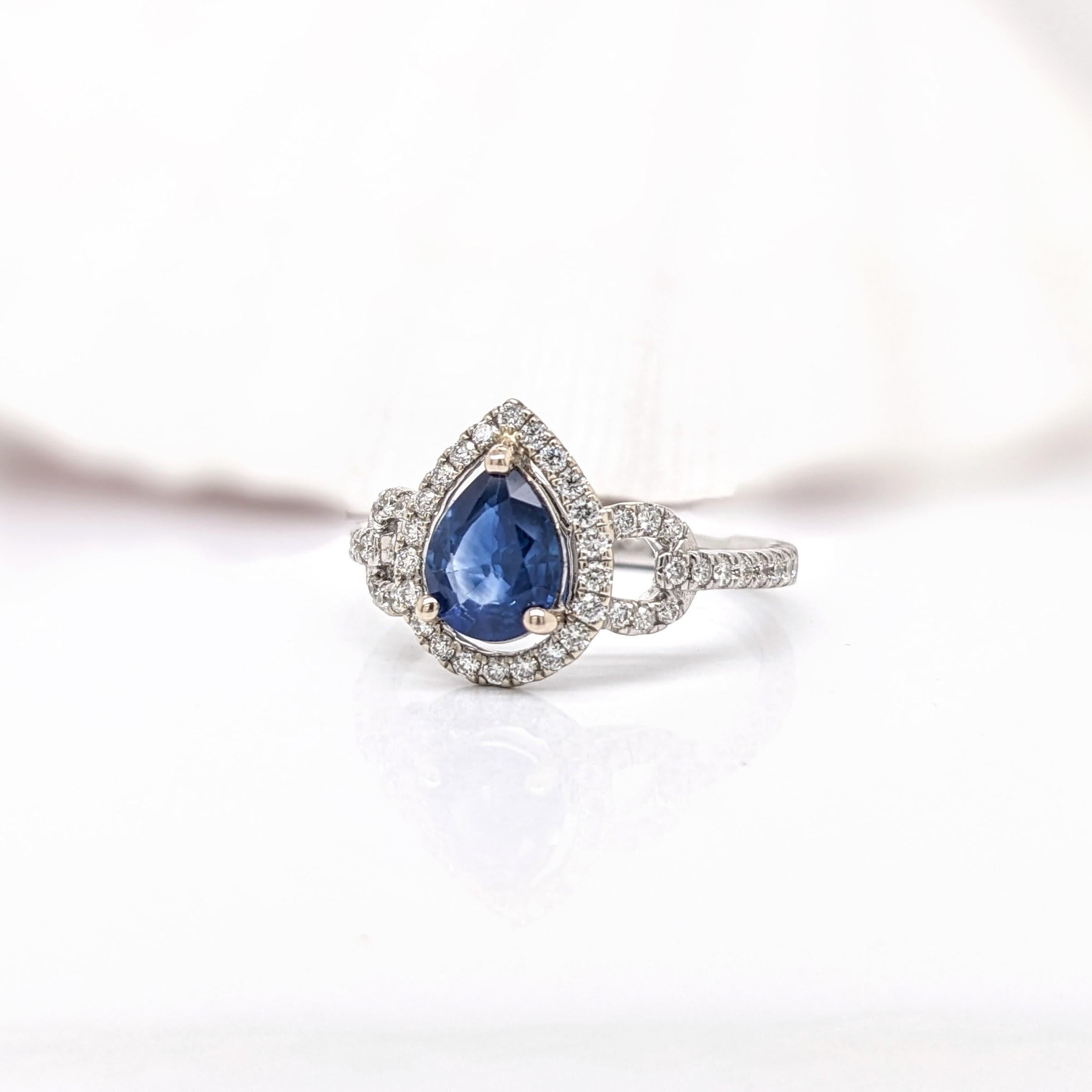 Moderno Anello con zaffiro blu e diamanti estratti dalla terra in oro massiccio 14K, forma a pera 8x6mm in vendita