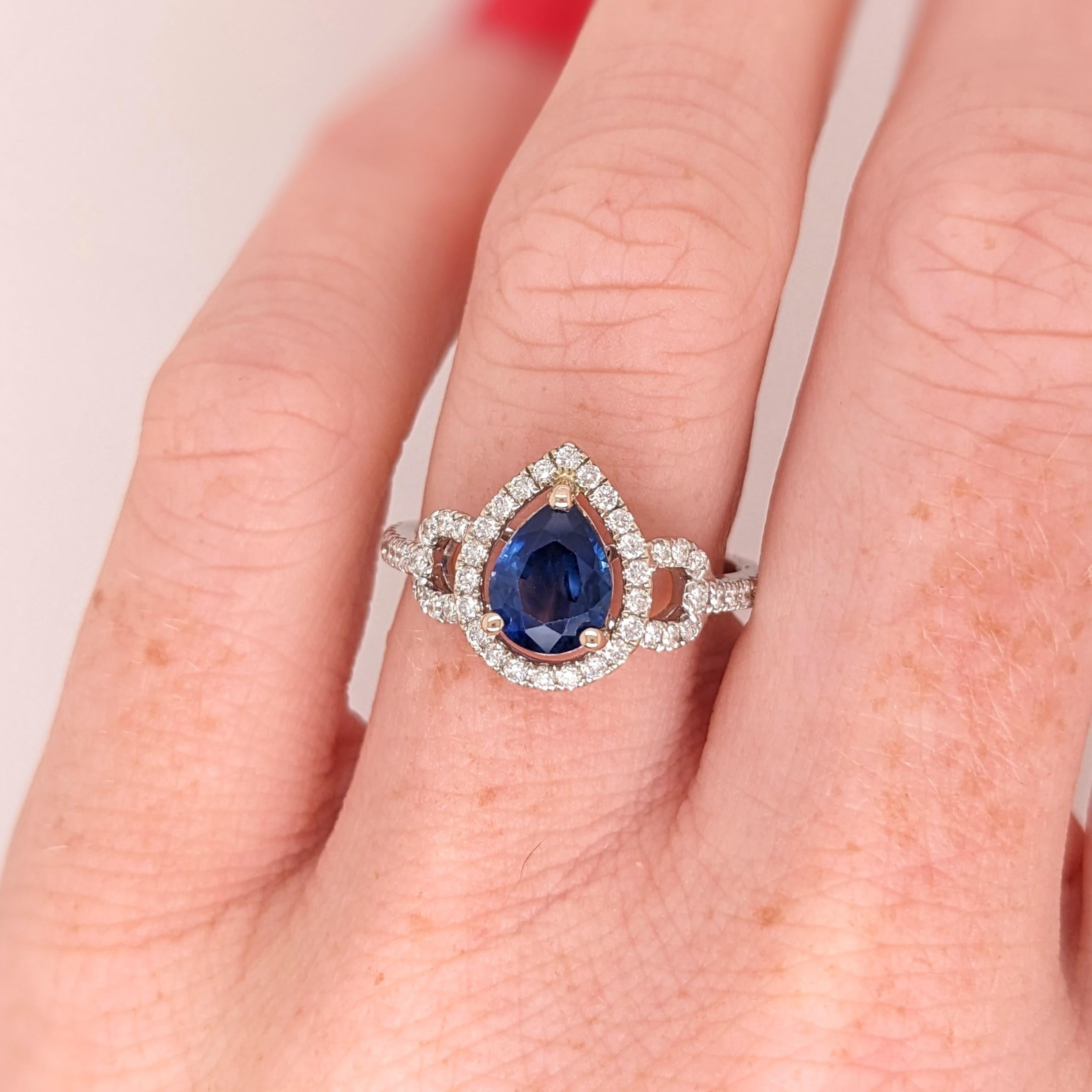 Donna Anello con zaffiro blu e diamanti estratti dalla terra in oro massiccio 14K, forma a pera 8x6mm in vendita