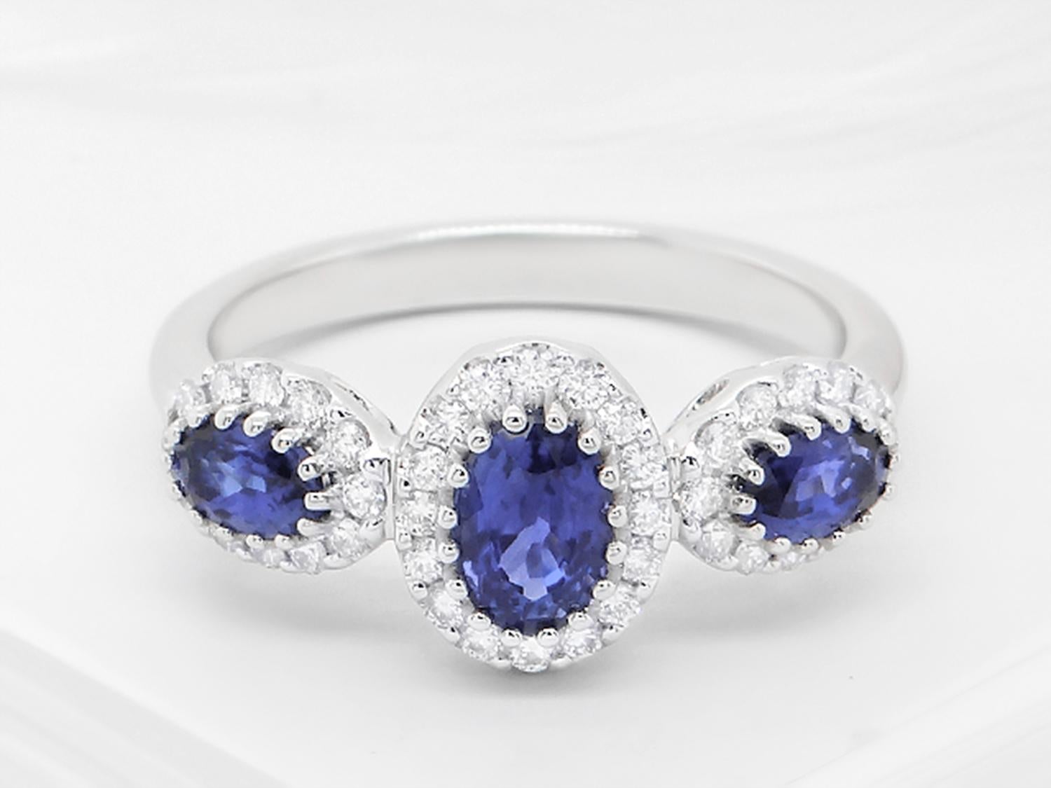 Blauer Saphir Ring mit Diamanten 1,50 Karat 18K Weißgold im Zustand „Hervorragend“ im Angebot in Laguna Niguel, CA