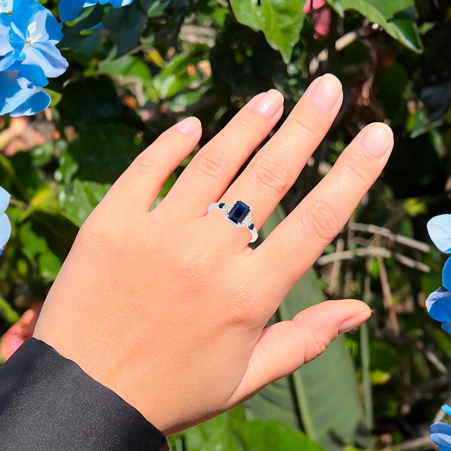 Modern Blue Sapphire Ring With Diamonds 1.64 Carats 14K White Gold For Sale
