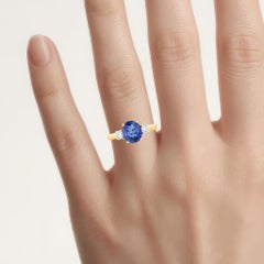 Anello con zaffiro blu e diamanti da 2,7 carati, in oro giallo 18 carati