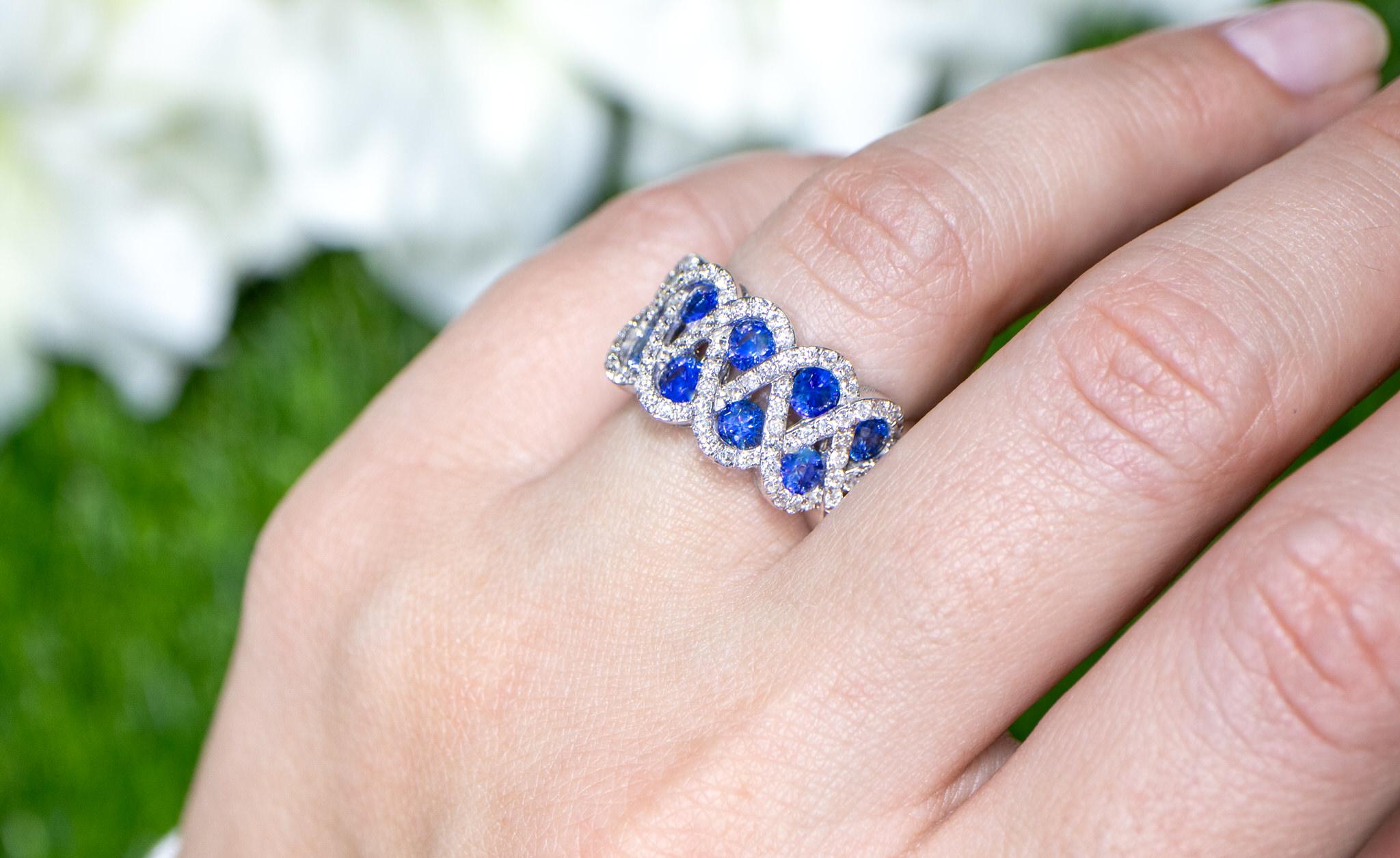 Contemporary Blue Sapphire Ring With Diamonds 3 Carats 18K White Gold For Sale