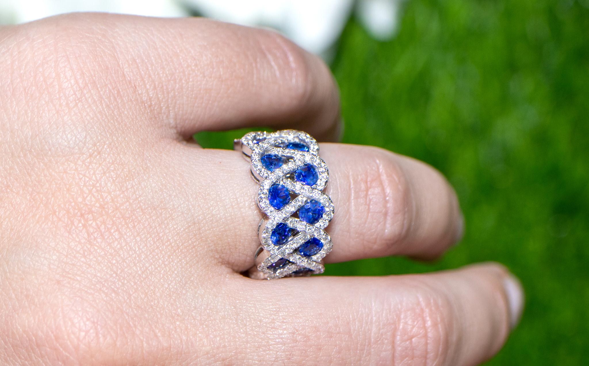 Blue Sapphire Ring With Diamonds 3 Carats 18K White Gold In Excellent Condition For Sale In Aliso Viejo, CA