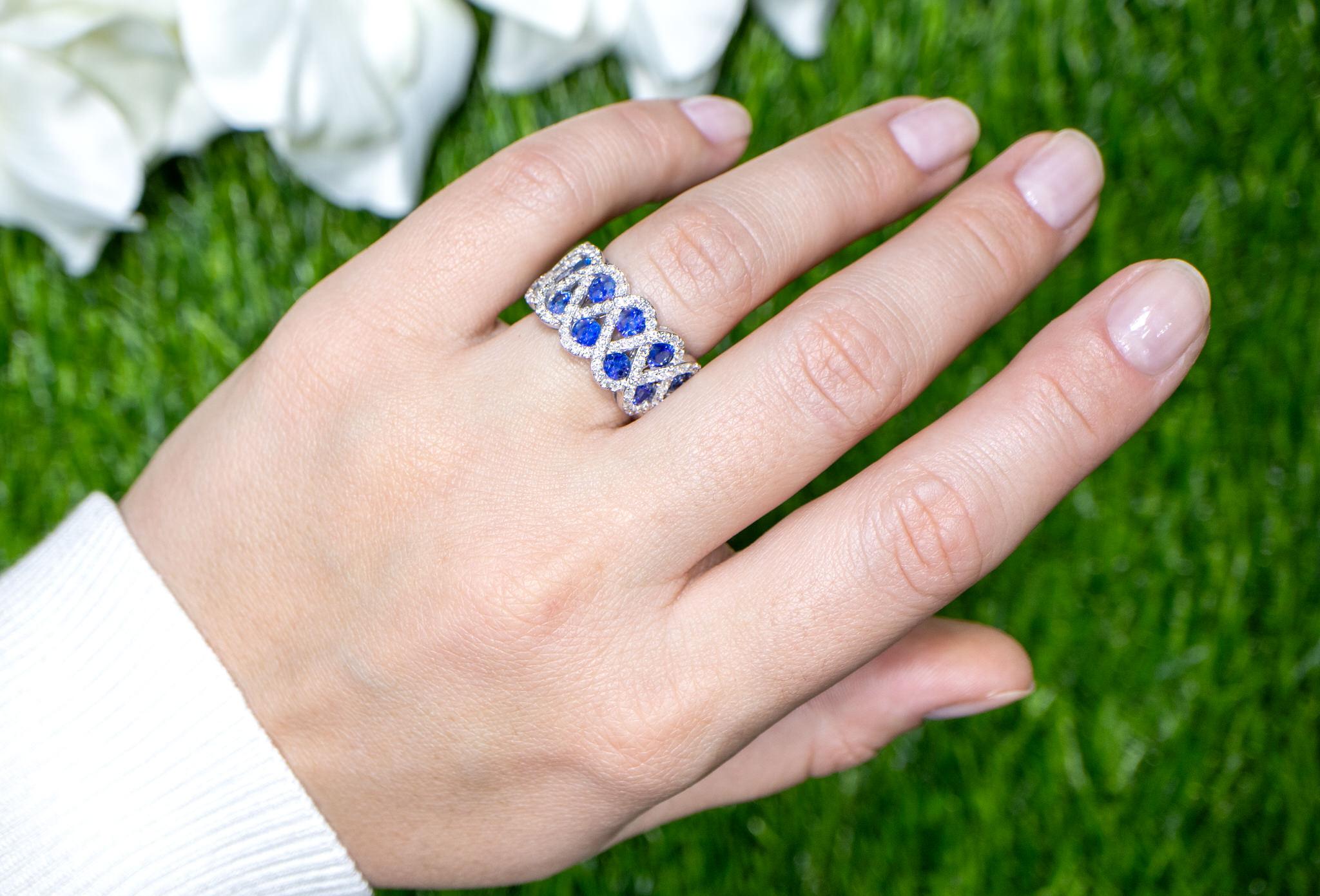 Women's or Men's Blue Sapphire Ring With Diamonds 3 Carats 18K White Gold For Sale