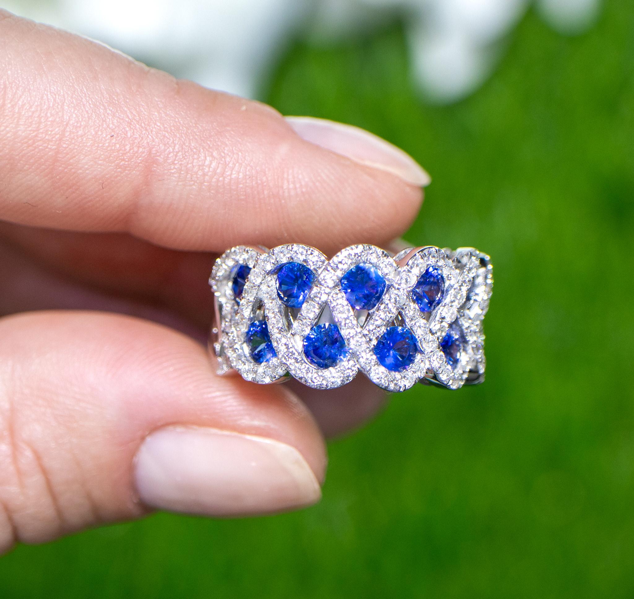 Blue Sapphire Ring With Diamonds 3 Carats 18K White Gold For Sale 1