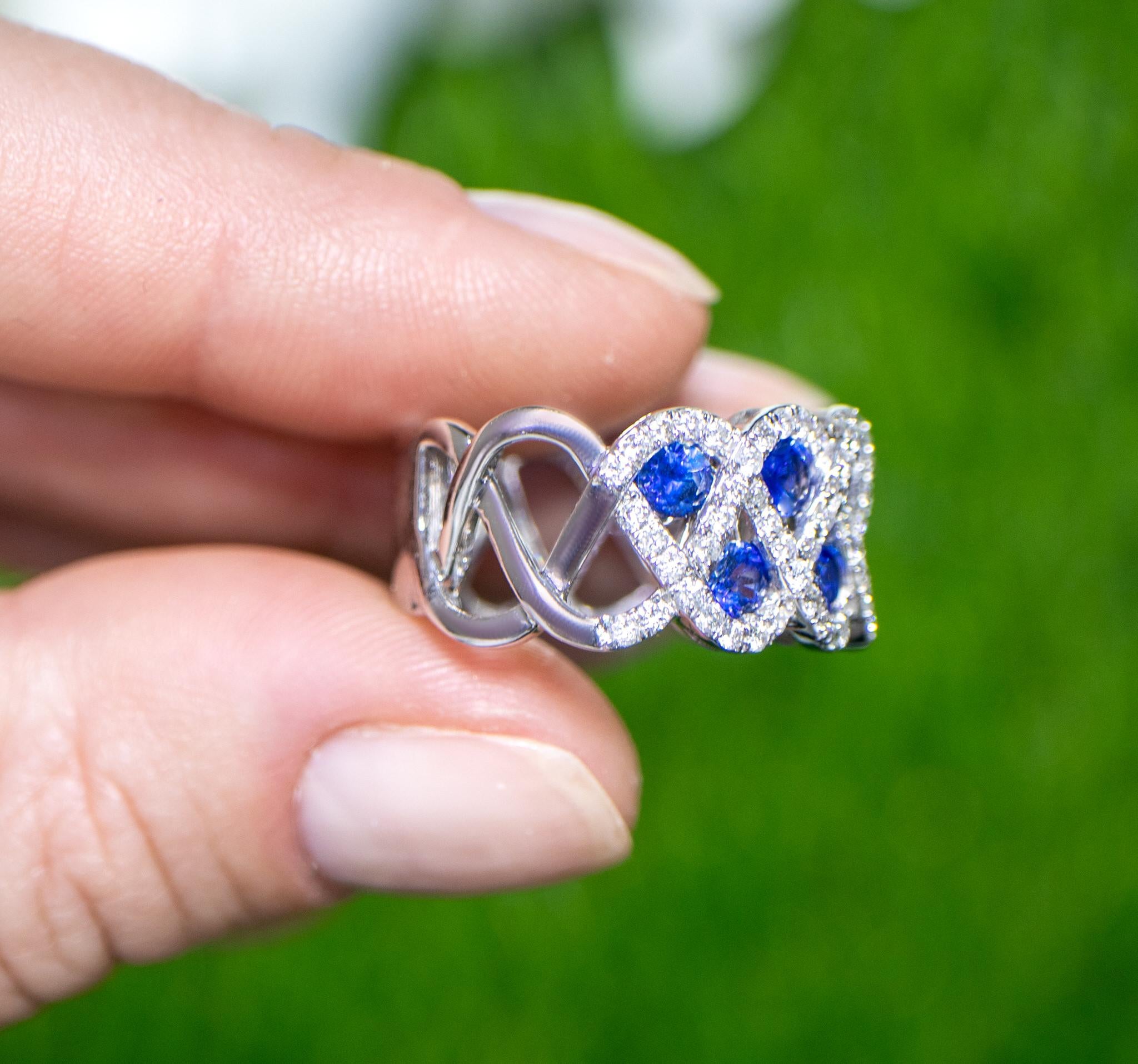 Blue Sapphire Ring With Diamonds 3 Carats 18K White Gold For Sale 2