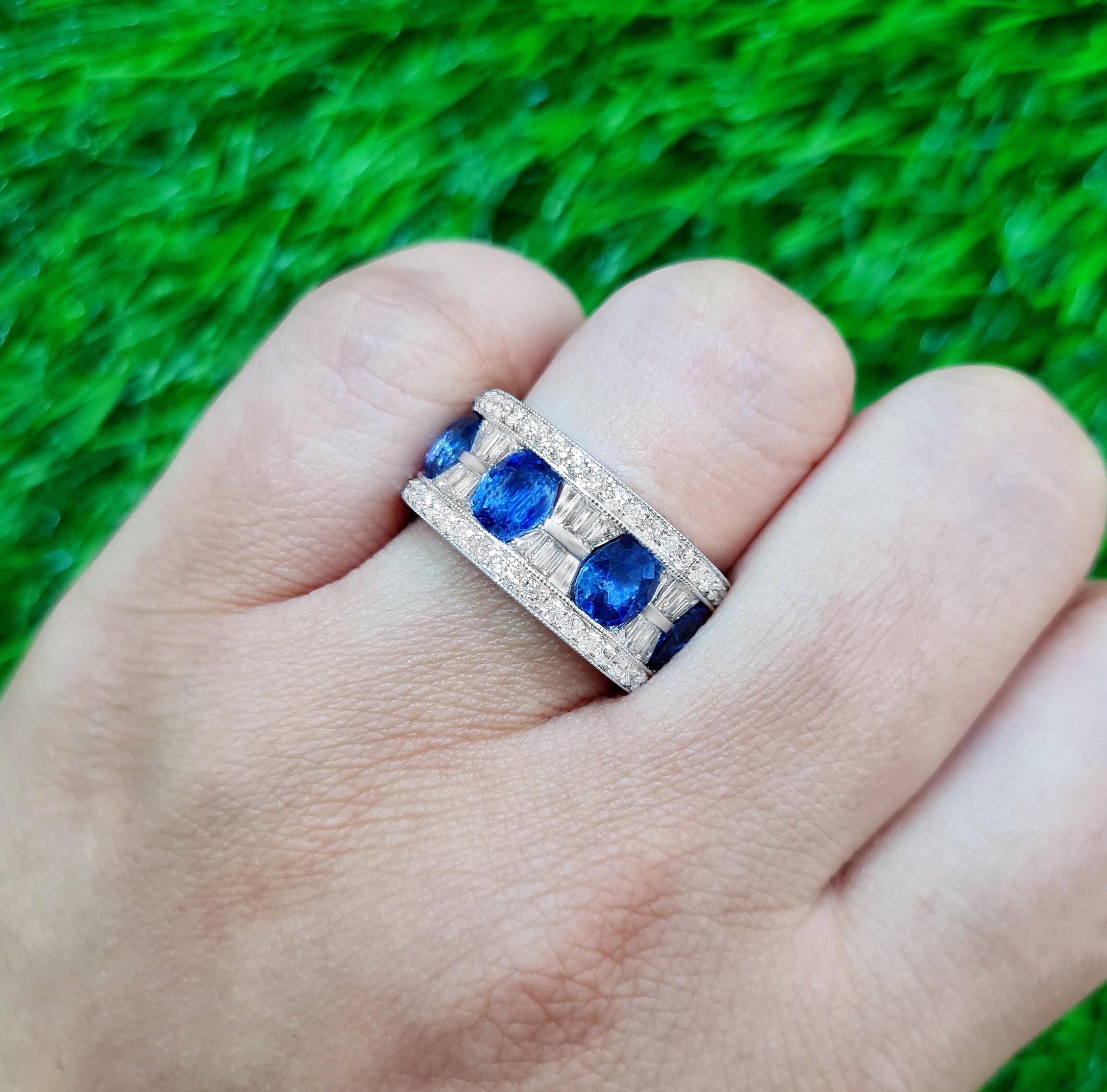 Il est accompagné d'une évaluation gemmologique par la GIA (GG/AJP).
Toutes les pierres précieuses sont naturelles
Saphirs bleus = 3,21 carats
Diamants = 1,04 carats
Métal : Or blanc 18K
Taille de la bague : 6* US
*Il peut être redimensionné en