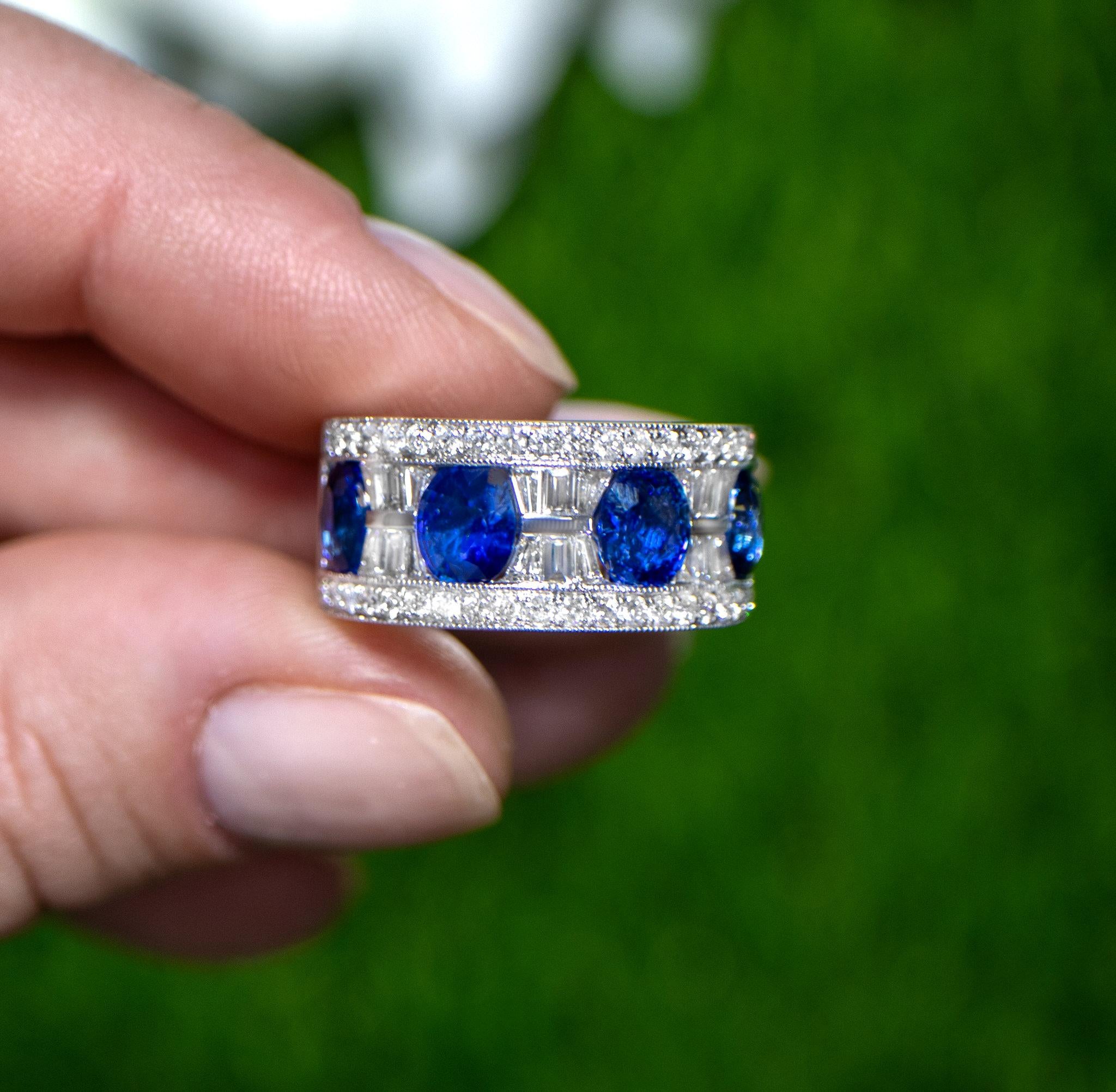 Contemporary Blue Sapphire Ring With Diamonds 4.25 Carats 18K White Gold For Sale
