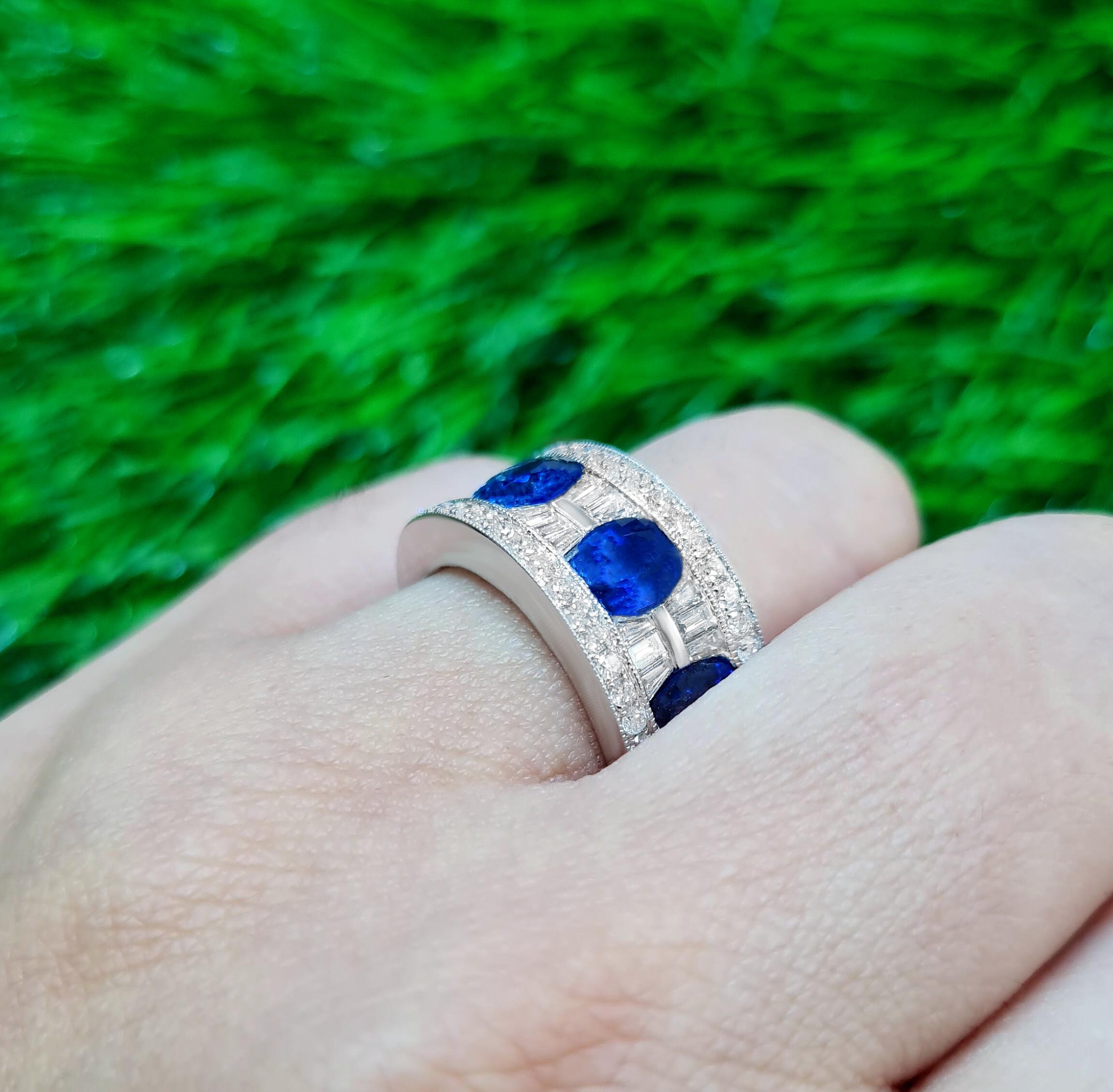 Blue Sapphire Ring With Diamonds 4.25 Carats 18K White Gold In Excellent Condition For Sale In Aliso Viejo, CA