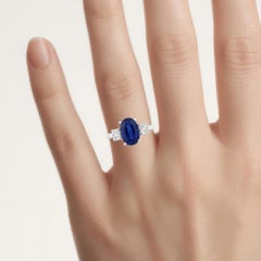 Anello con zaffiro blu e diamanti, 4,32 carati, oro bianco 18 carati