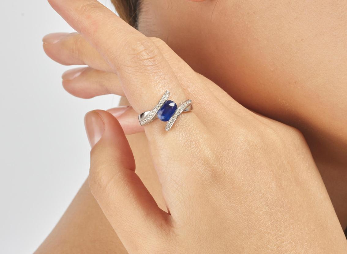 Blaue Saphire
Schliff: Oval
Diamanten
( Farbe: F, Reinheit: VS )
Schliff: Rund, Brillant