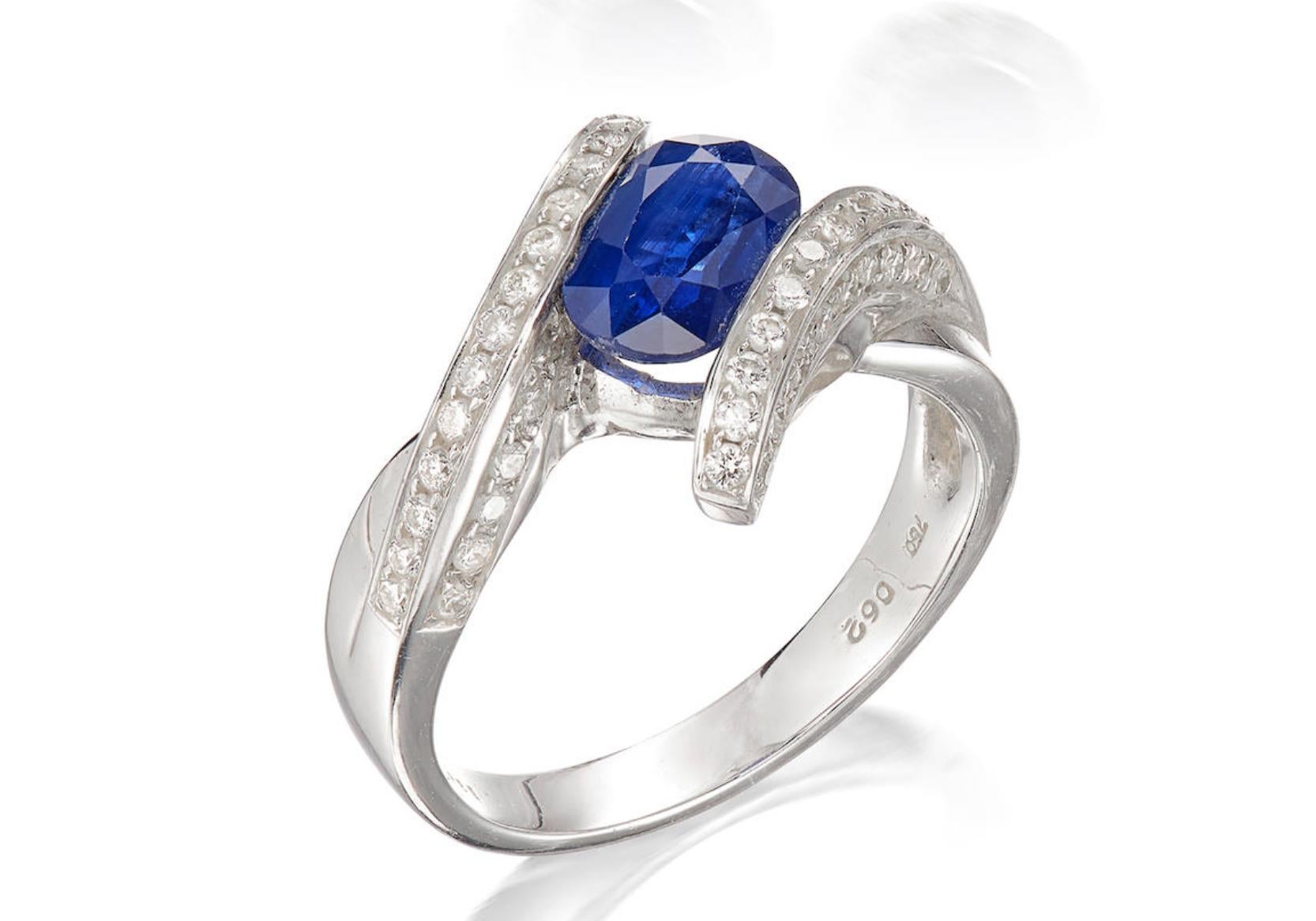 Ring mit blauem Saphir und Diamanten (Ovalschliff) im Angebot