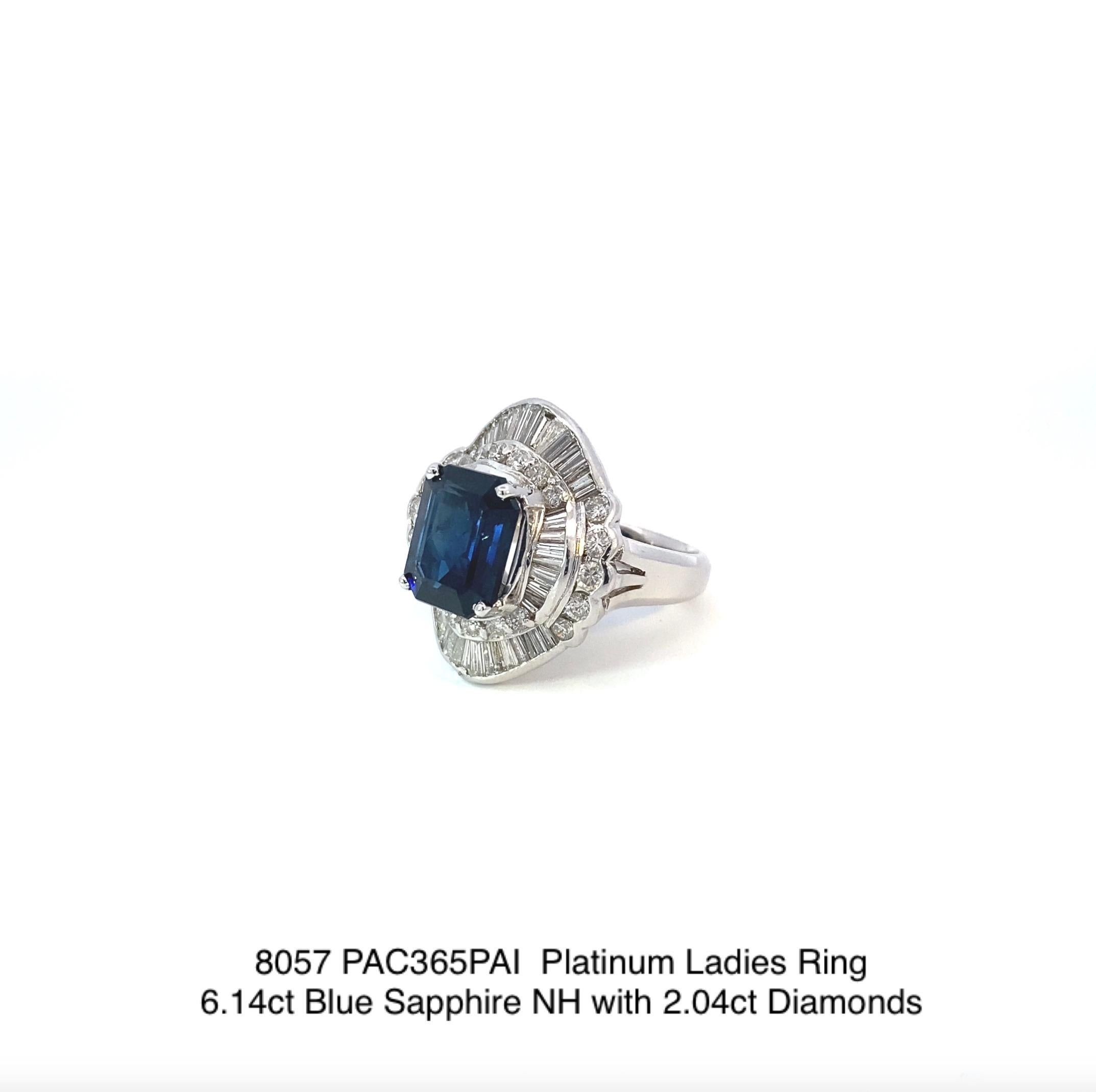 Moderno Anello con zaffiro blu e diamanti in vendita