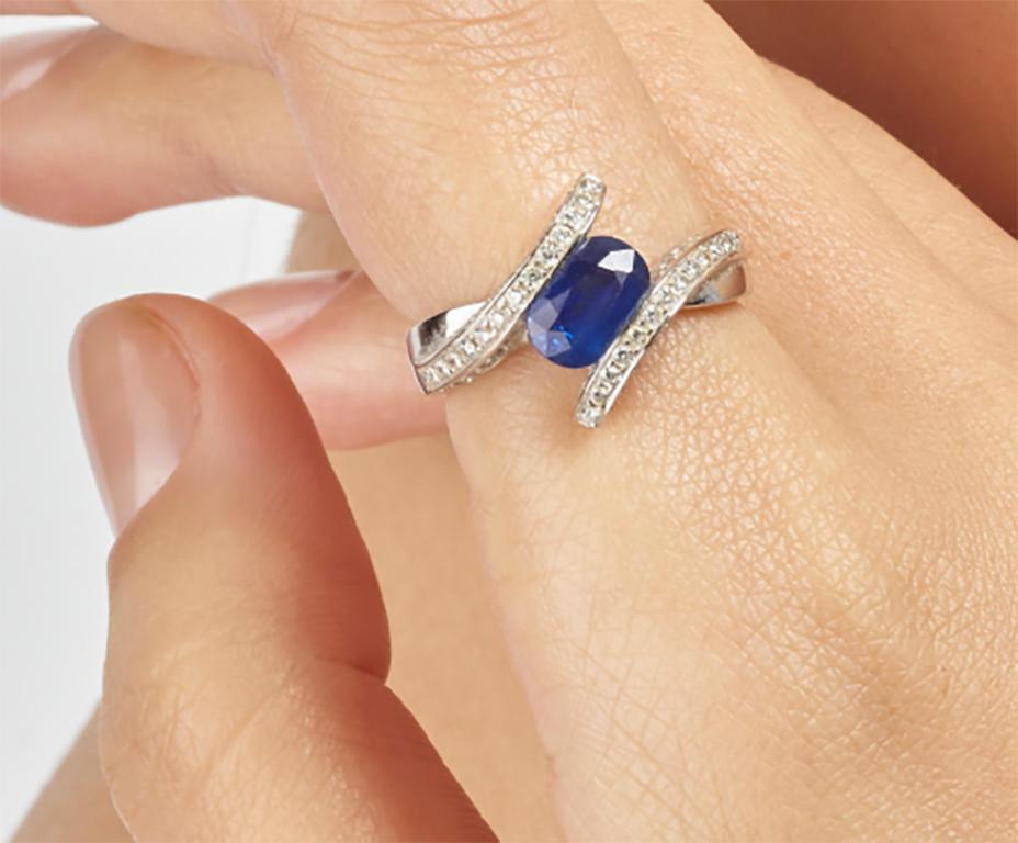 Ring mit blauem Saphir und Diamanten im Zustand „Hervorragend“ im Angebot in Carlsbad, CA