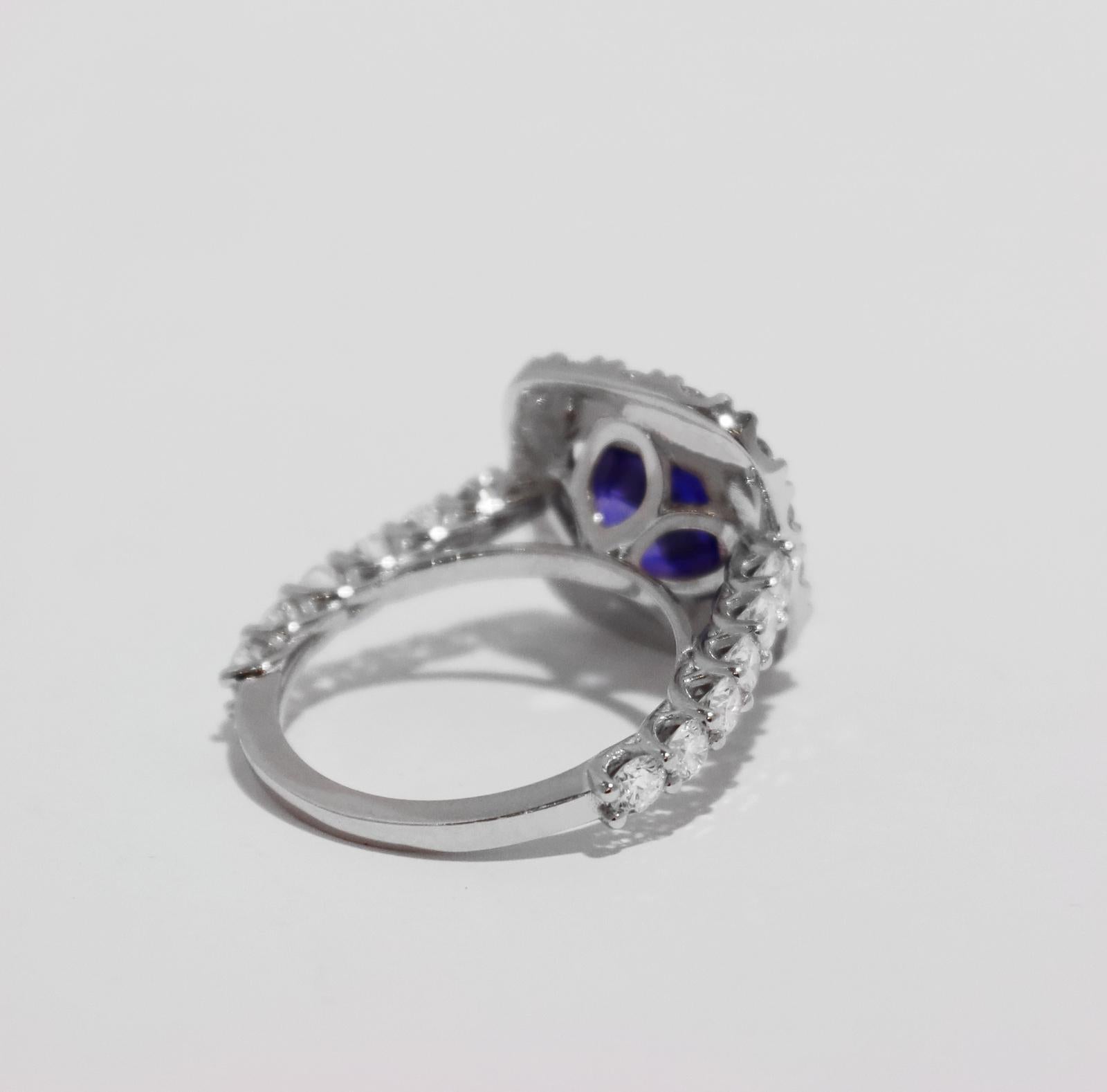 Round Cut Blue Sapphire Ring with Diamonds in White Gold For Sale
