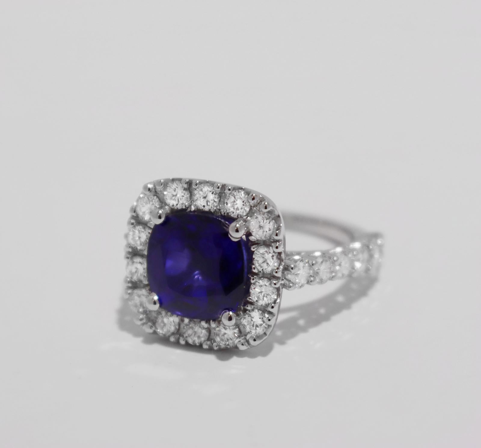 Blue Sapphire Ring with Diamonds in White Gold In Excellent Condition For Sale In New York, NY