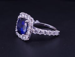Anillo de Zafiro Azul con Diamantes en Oro Blanco