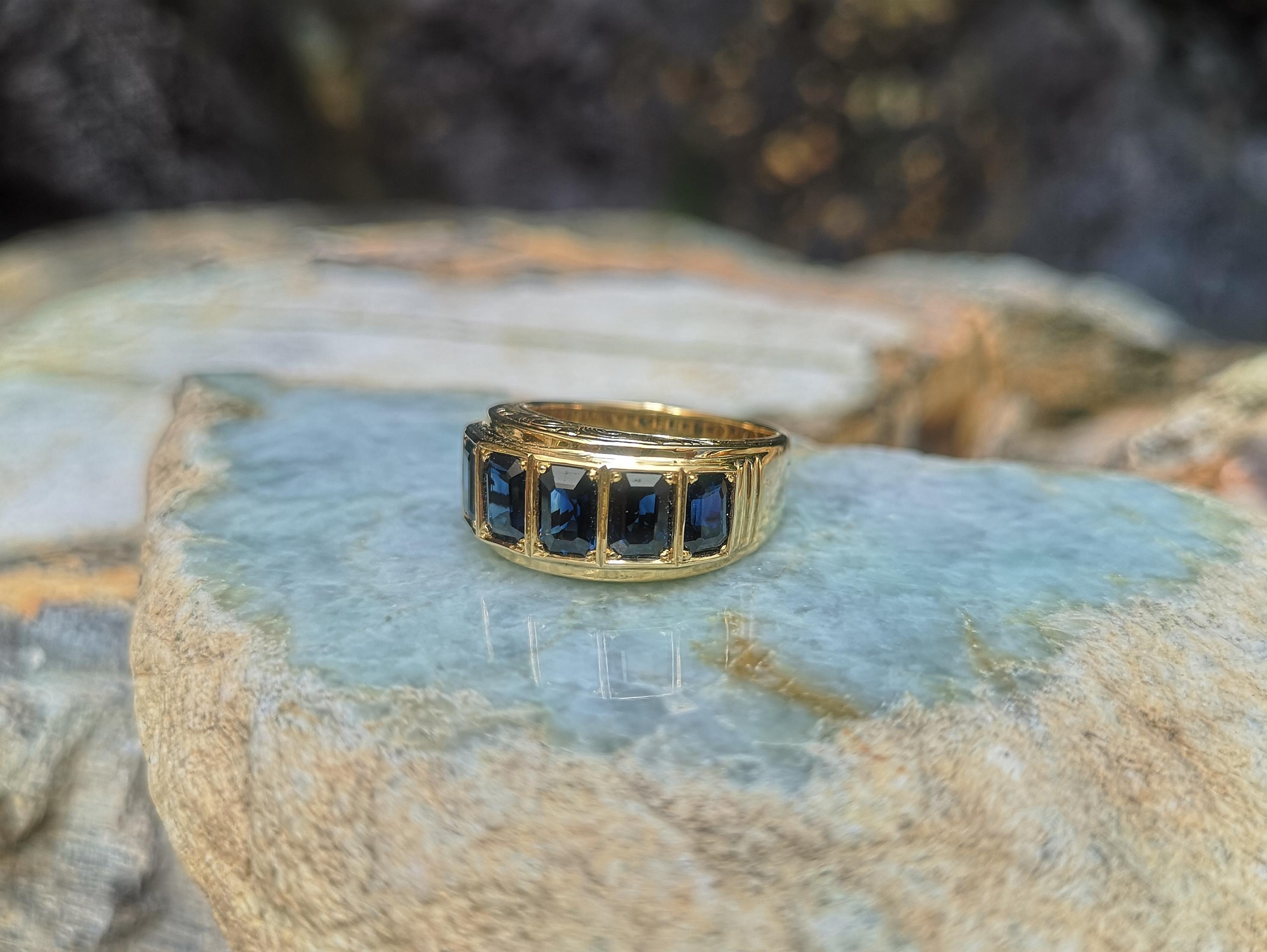 Blue Sapphire Ring with Engraving Set in 18 Karat Gold Settings For Sale 5