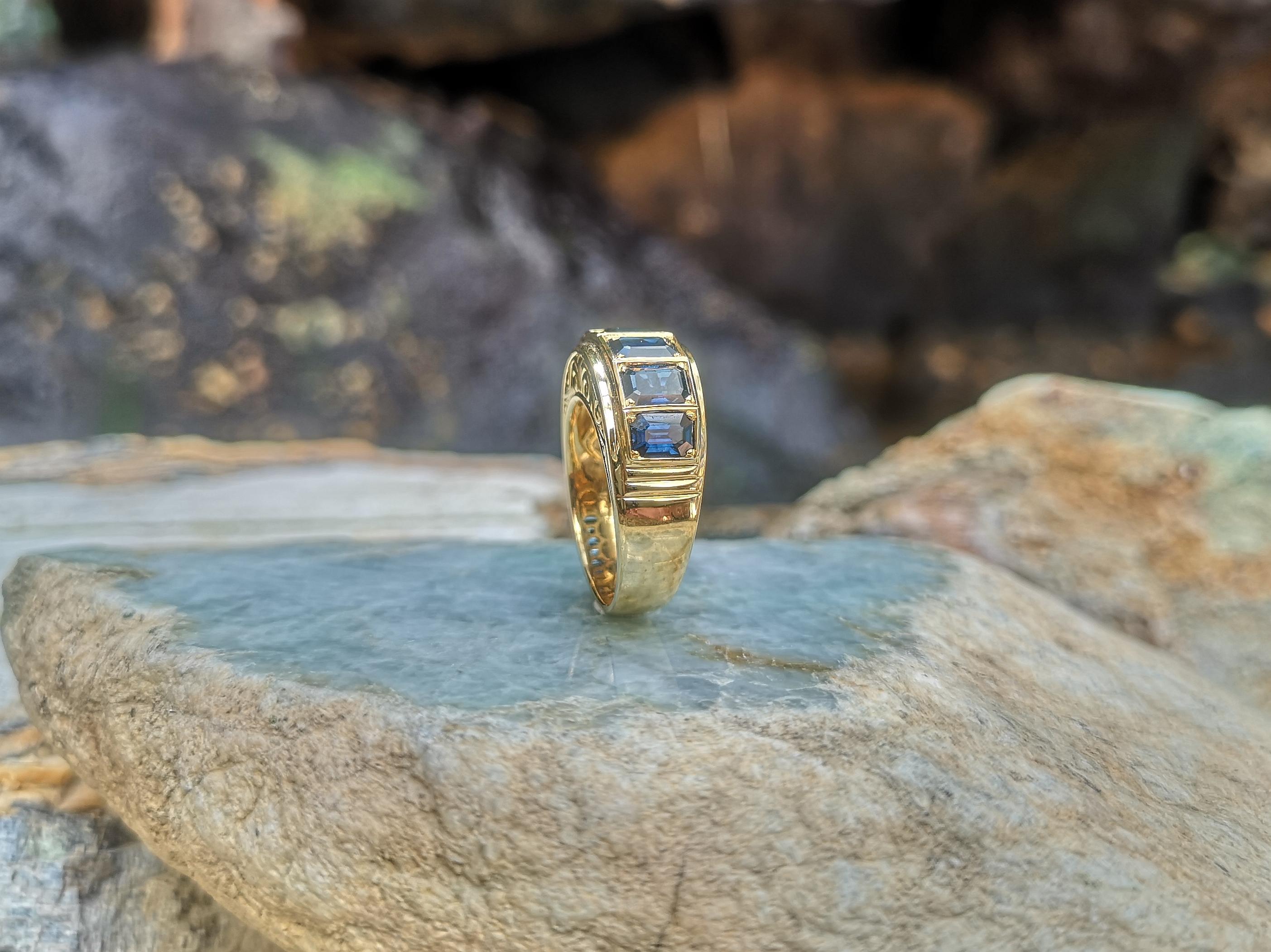 Anello con zaffiro blu e incisione incastonato in oro 18 carati in vendita 7
