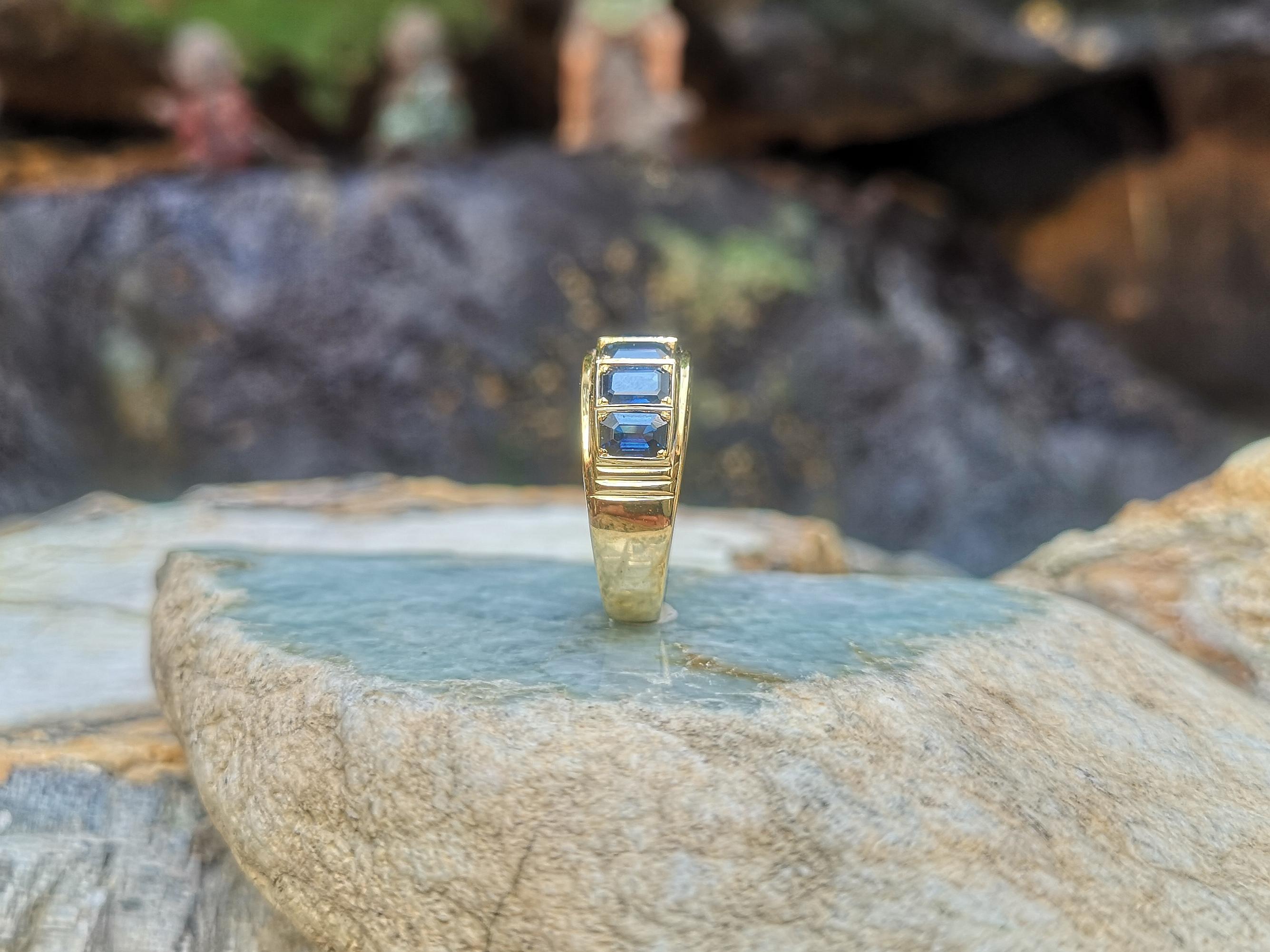 Blue Sapphire Ring with Engraving Set in 18 Karat Gold Settings For Sale 8