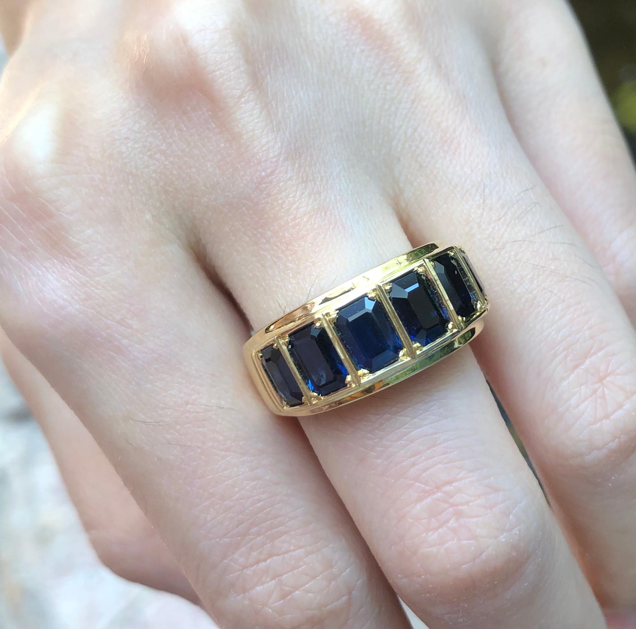Blue Sapphire Ring with Engraving Set in 18 Karat Gold Settings In New Condition For Sale In Bangkok, TH