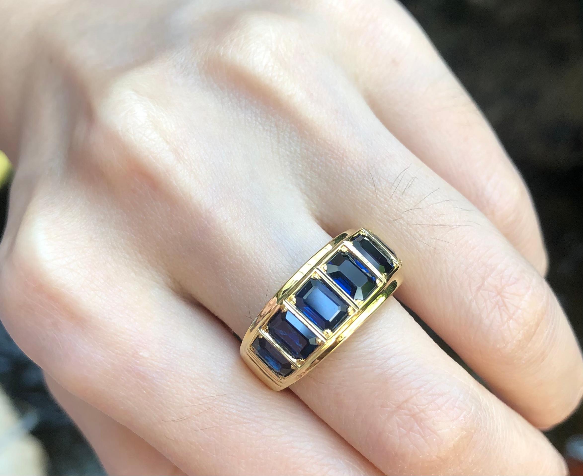 Blue Sapphire Ring with Engraving Set in 18 Karat Gold Settings For Sale 3