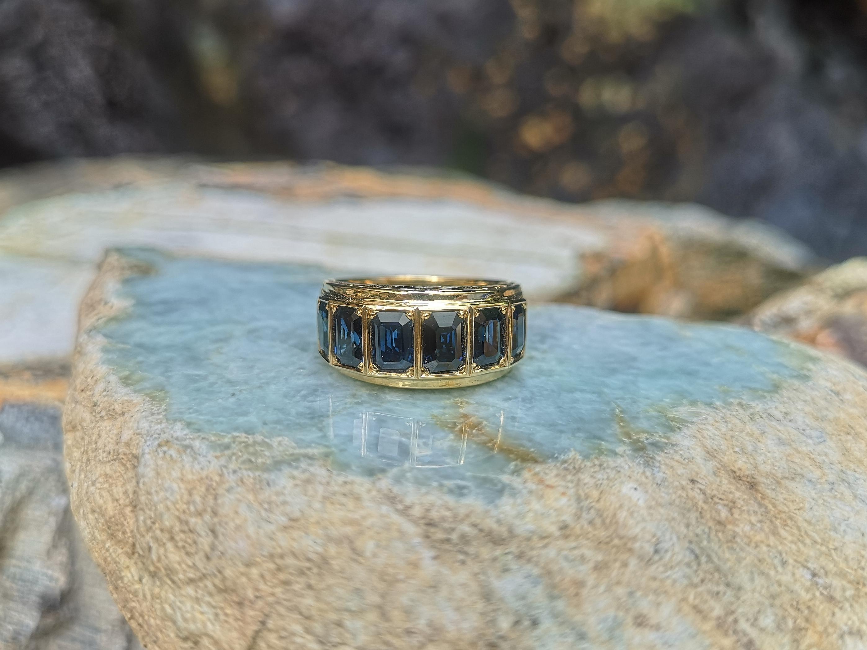 Blue Sapphire Ring with Engraving Set in 18 Karat Gold Settings For Sale 4
