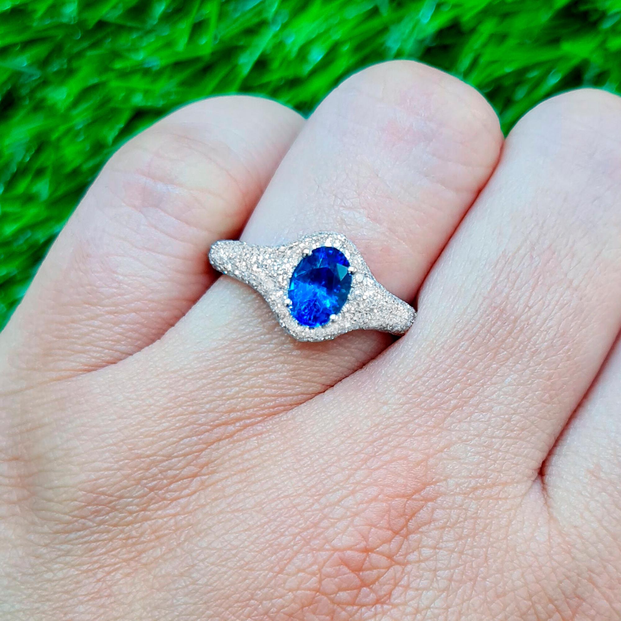 Contemporary Blue Sapphire Ring With White Diamonds 1.83 Carats 18K White Gold For Sale