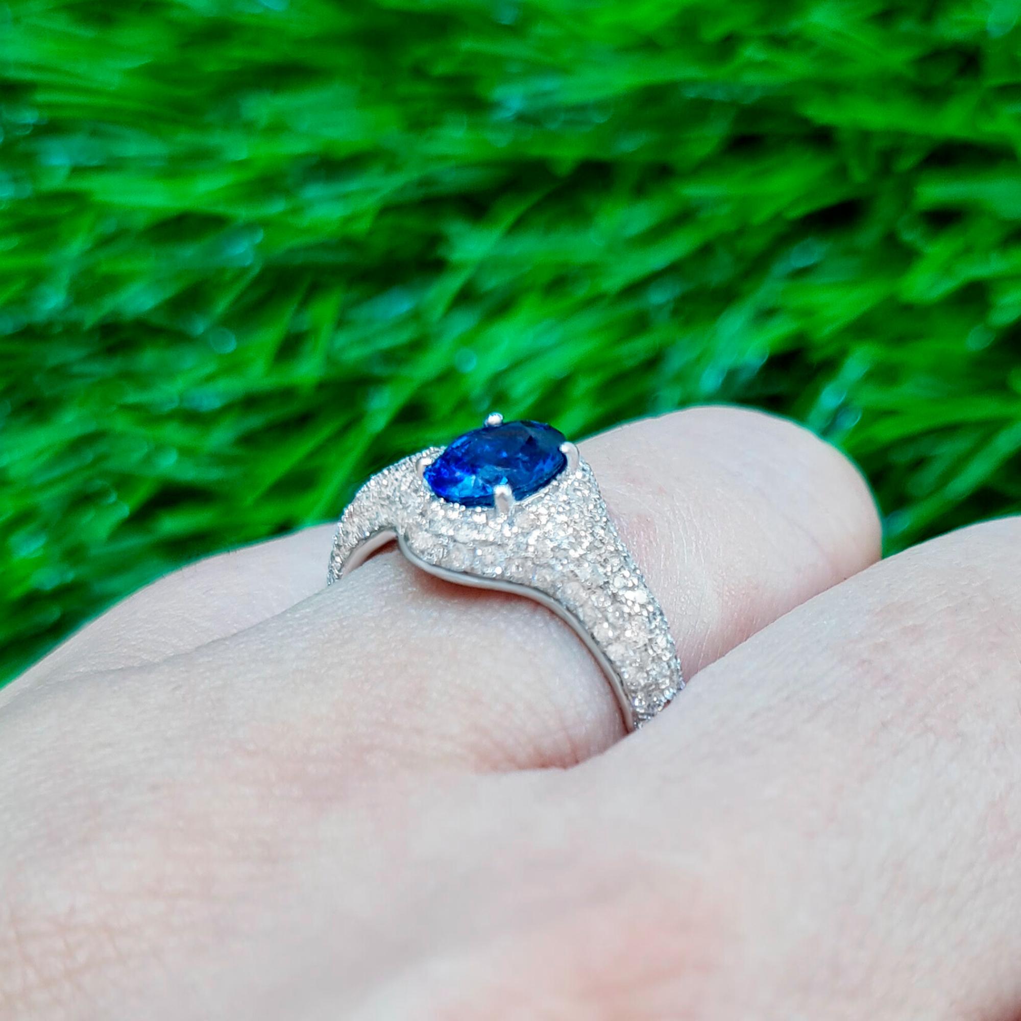 Blauer Saphir-Ring mit weißen Diamanten 1,83 Karat 18K Weißgold (Ovalschliff) im Angebot