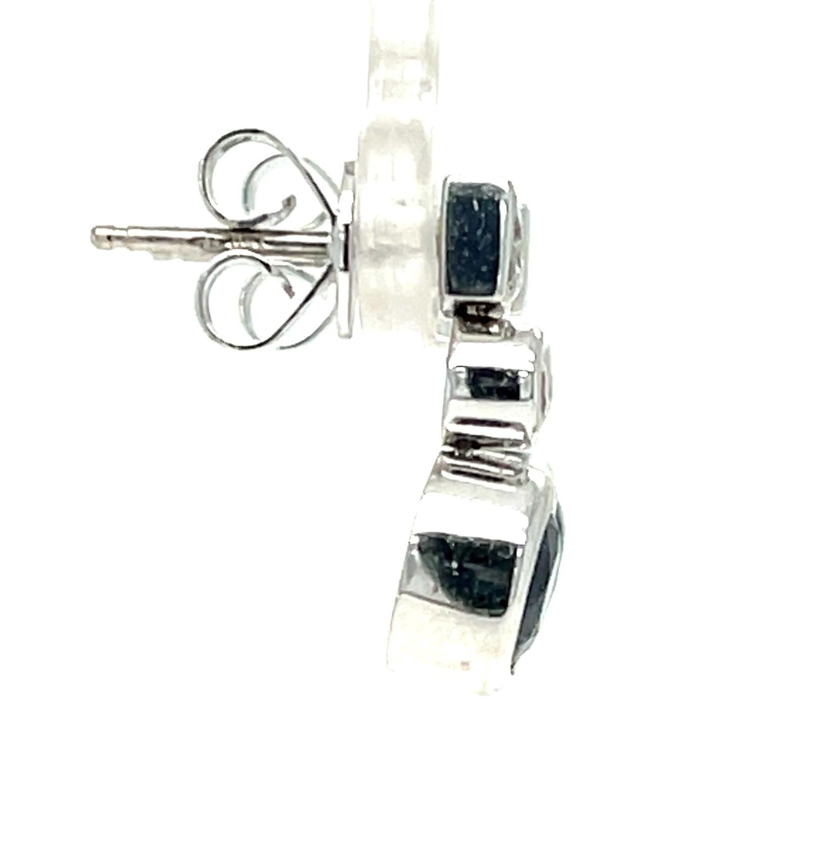 Taille ronde Boucles d'oreilles pendantes en or blanc 18 carats avec saphirs bleus et diamants 