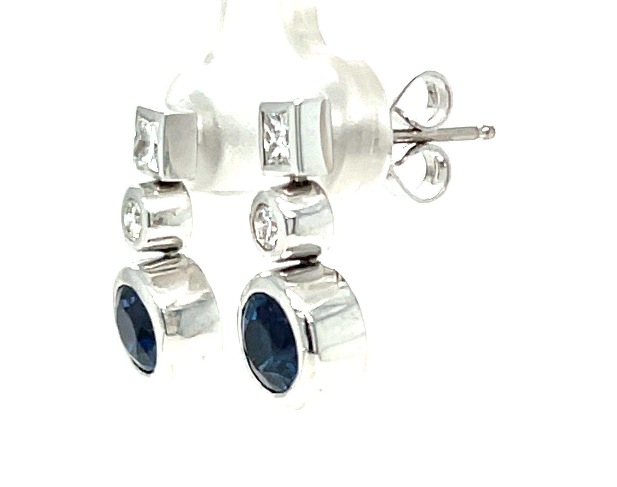 Artisan Boucles d'oreilles pendantes en or blanc 18 carats avec saphirs bleus et diamants 