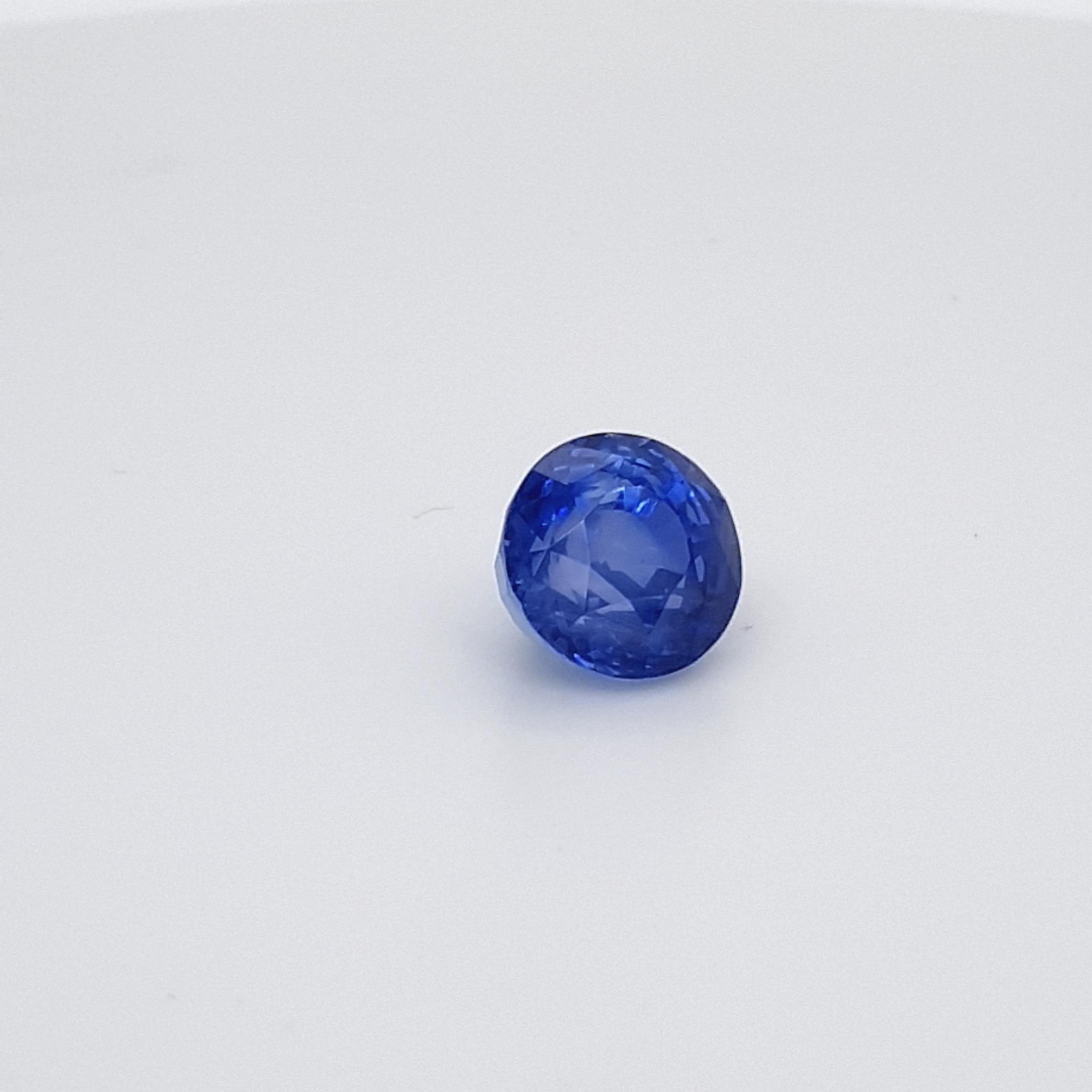 We are delighted to be able to offer for sale, this 5,91 ct. blue Sapphire of our exclusive collection.
This beautiful gem has almost cornflower blue color and a great fire. In the middle of the stone is a visible 
