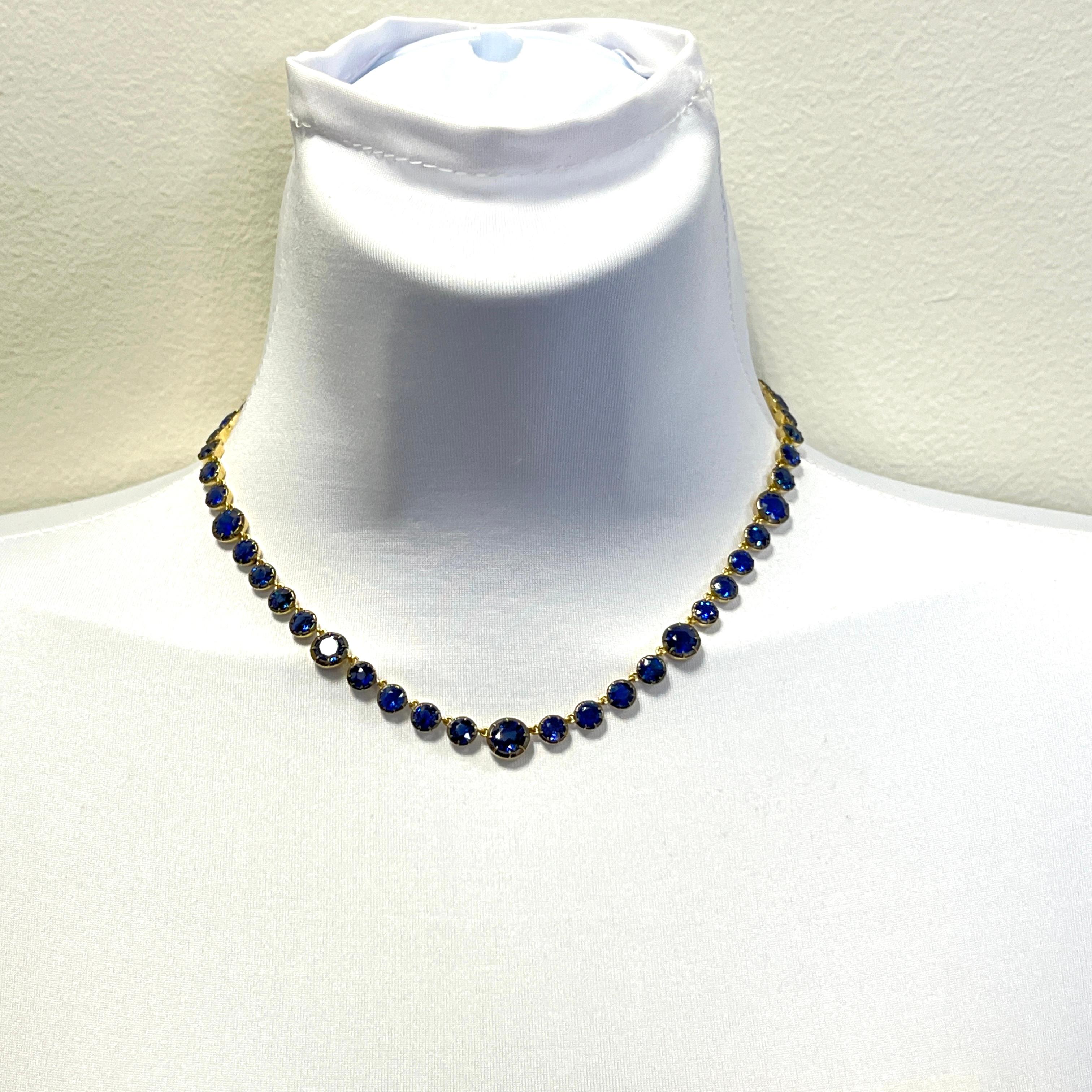 Bellissimi tondi di zaffiro blu brillante da 34,03 ct. in misure alternate.  Realizzato a mano in oro giallo 18k e rodio nero.  Un totale di 49 pietre da 5 a 6,5 mm ciascuna.  La lunghezza è di 16