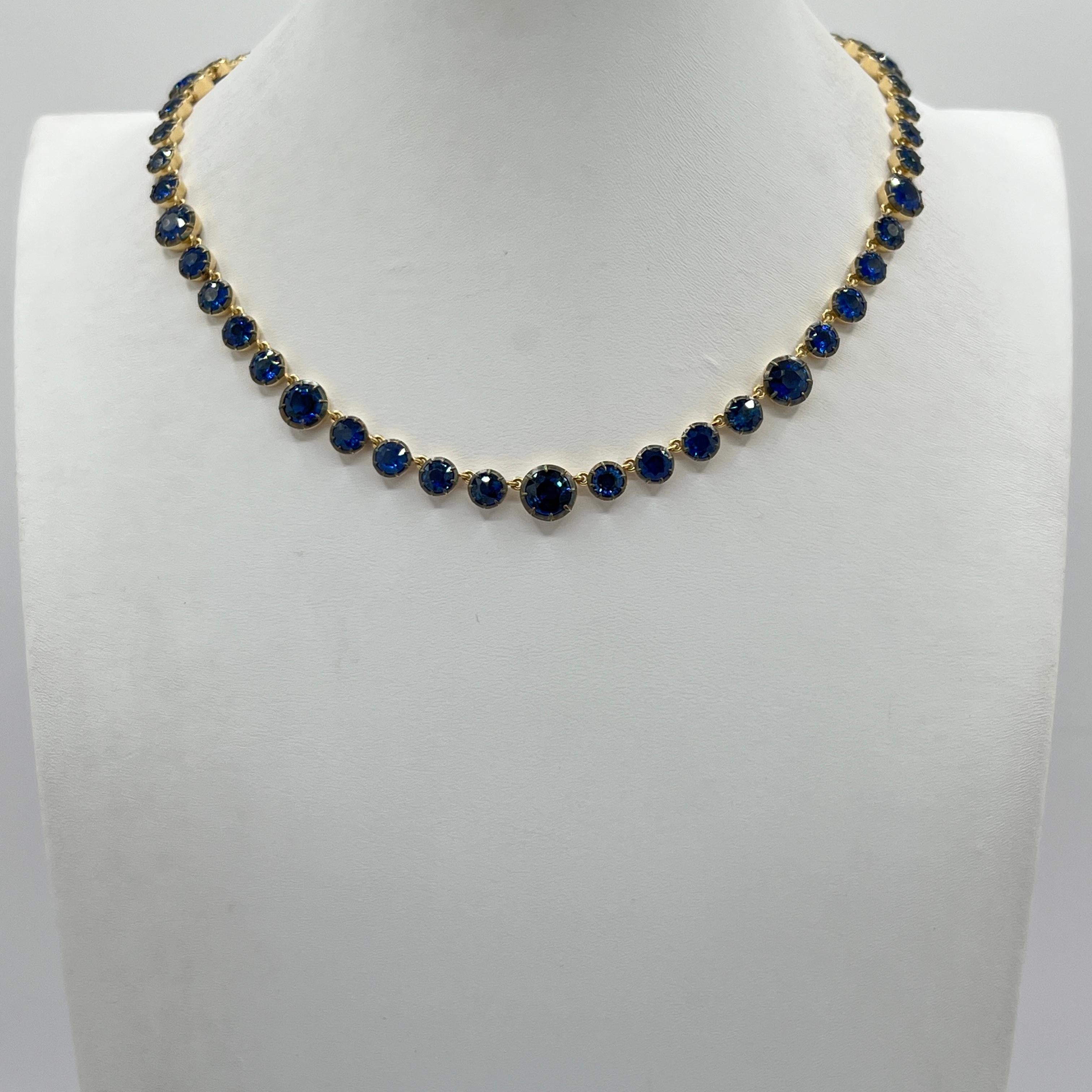 Collana rotonda con zaffiro blu in oro giallo 18 carati e rodio nero in vendita 1