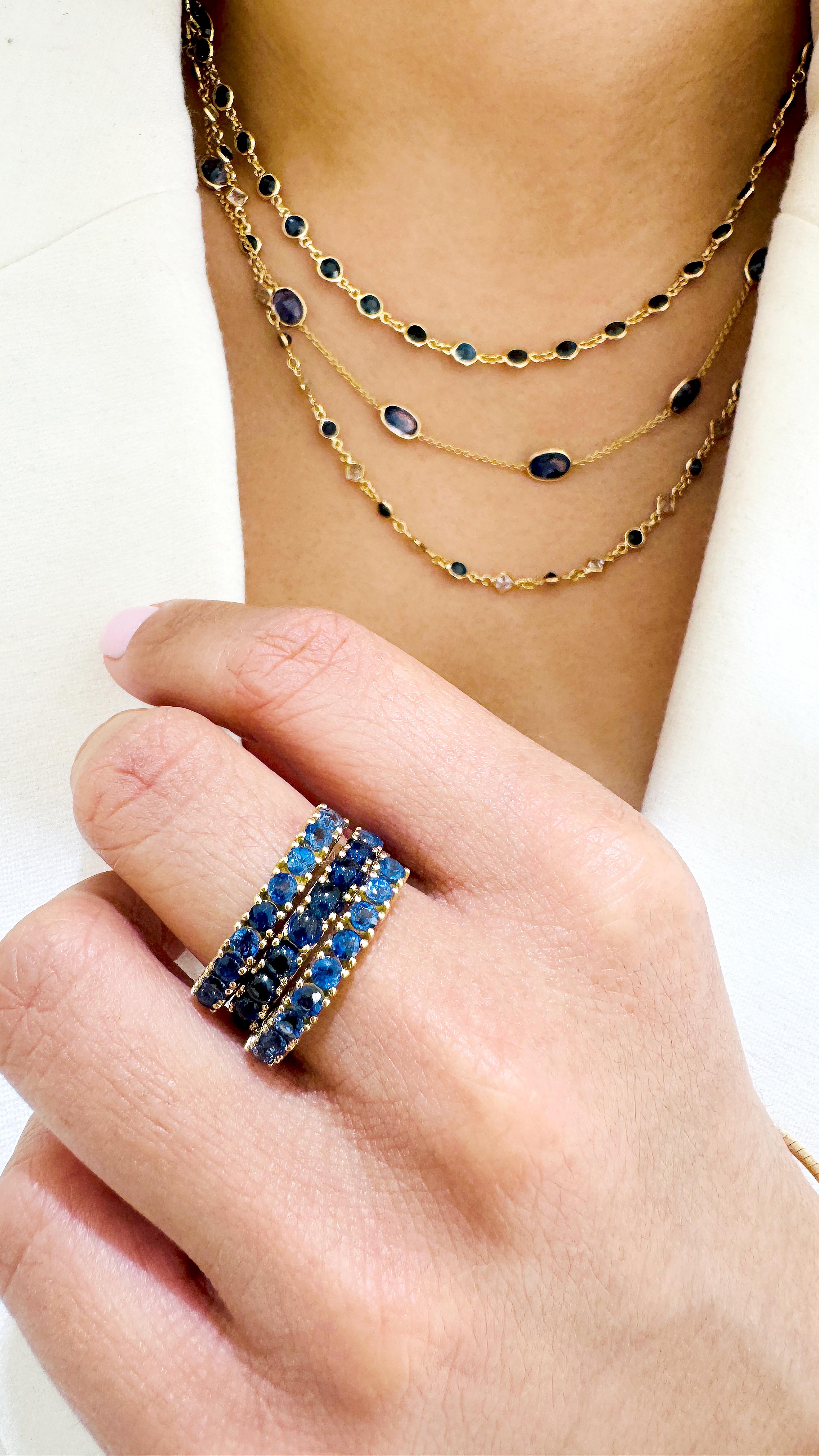 Il bellissimo anello Tresor presenta 0,93 carati di zaffiro blu. Gli anelli sono un'ode alla bellezza lussuosa e classica con pietre scintillanti e tonalità femminili. Il loro design contemporaneo e moderno li rende perfetti e versatili per essere
