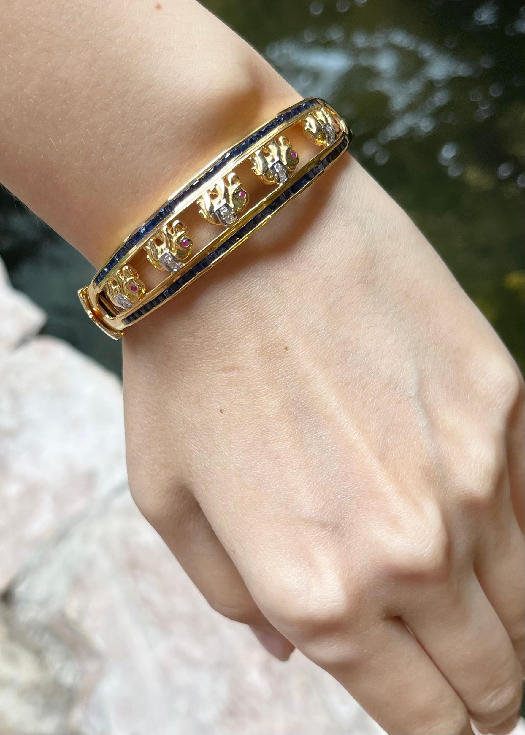 Blue Sapphire, Ruby 0.15 and Diamond Elephant Bangle set in 18K Gold Settings In New Condition For Sale In Bangkok, TH