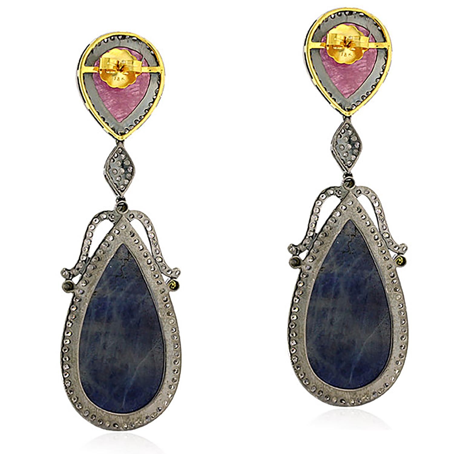 Art Déco Orecchini pendenti con zaffiro blu e rubino e diamanti in oro giallo 18 carati in vendita