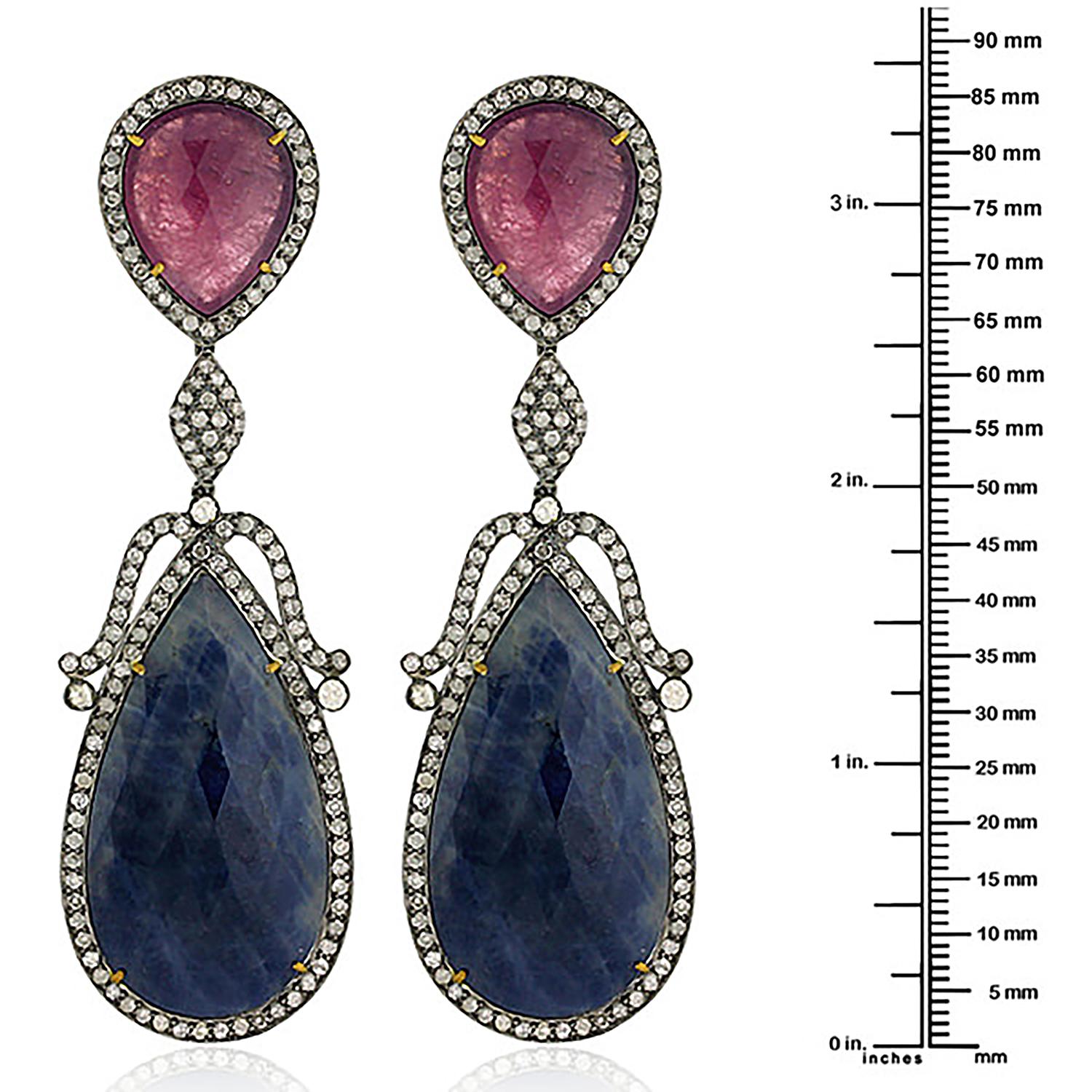 Taglio misto Orecchini pendenti con zaffiro blu e rubino e diamanti in oro giallo 18 carati in vendita