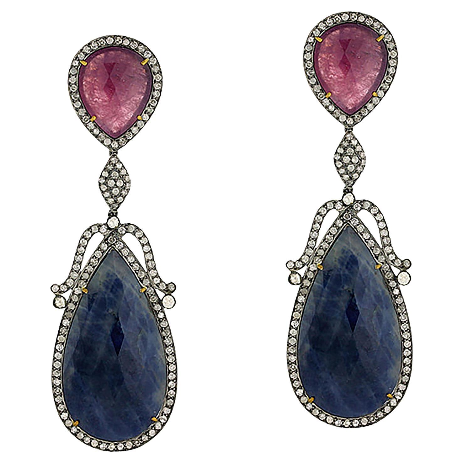 Orecchini pendenti con zaffiro blu e rubino e diamanti in oro giallo 18 carati