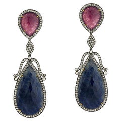 Orecchini pendenti con zaffiro blu e rubino e diamanti in oro giallo 18 carati