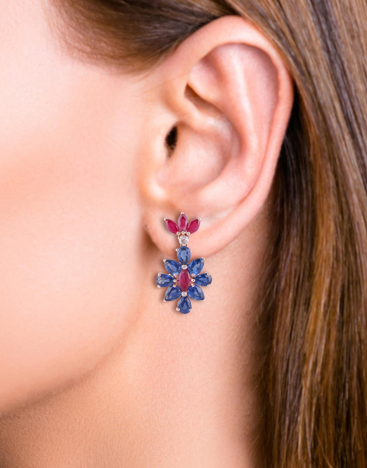 Ohrringe mit blauem blauem Saphir, Rubin und Diamanten aus 18 Karat Roségold (Gemischter Schliff) im Angebot