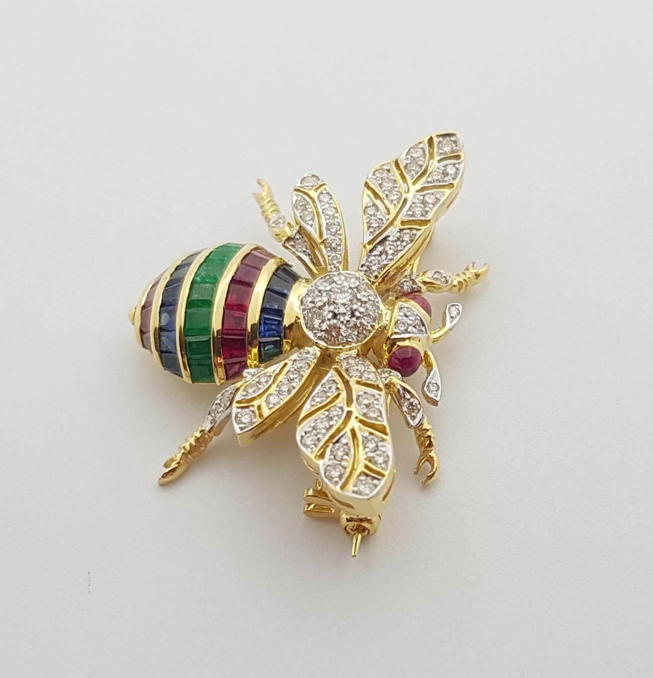 Zafiro azul de 1,25 quilates, rubí de 1,07 quilates, esmeralda de 1,16 quilates, cabujón de rubí de 0,44 quilates y diamante marrón de 0,73 quilates Broche engastado en oro de 18 quilates

Anchura: 3.5 cm 
Longitud: 2.5 cm
Peso total: 10.06