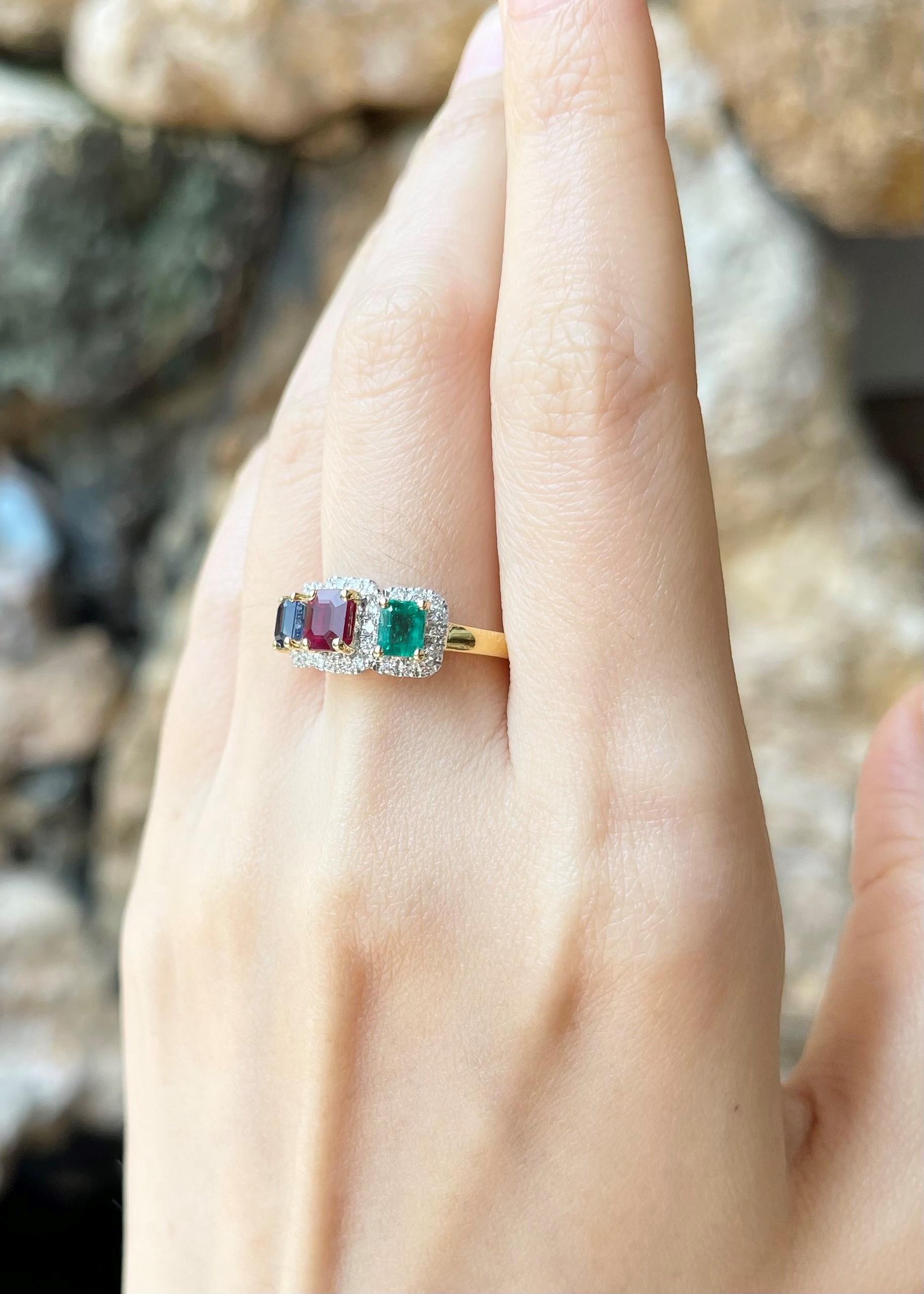 Ring mit blauem Saphir, Rubin, Smaragd und Diamant in 18 Karat Goldfassungen (Zeitgenössisch) im Angebot