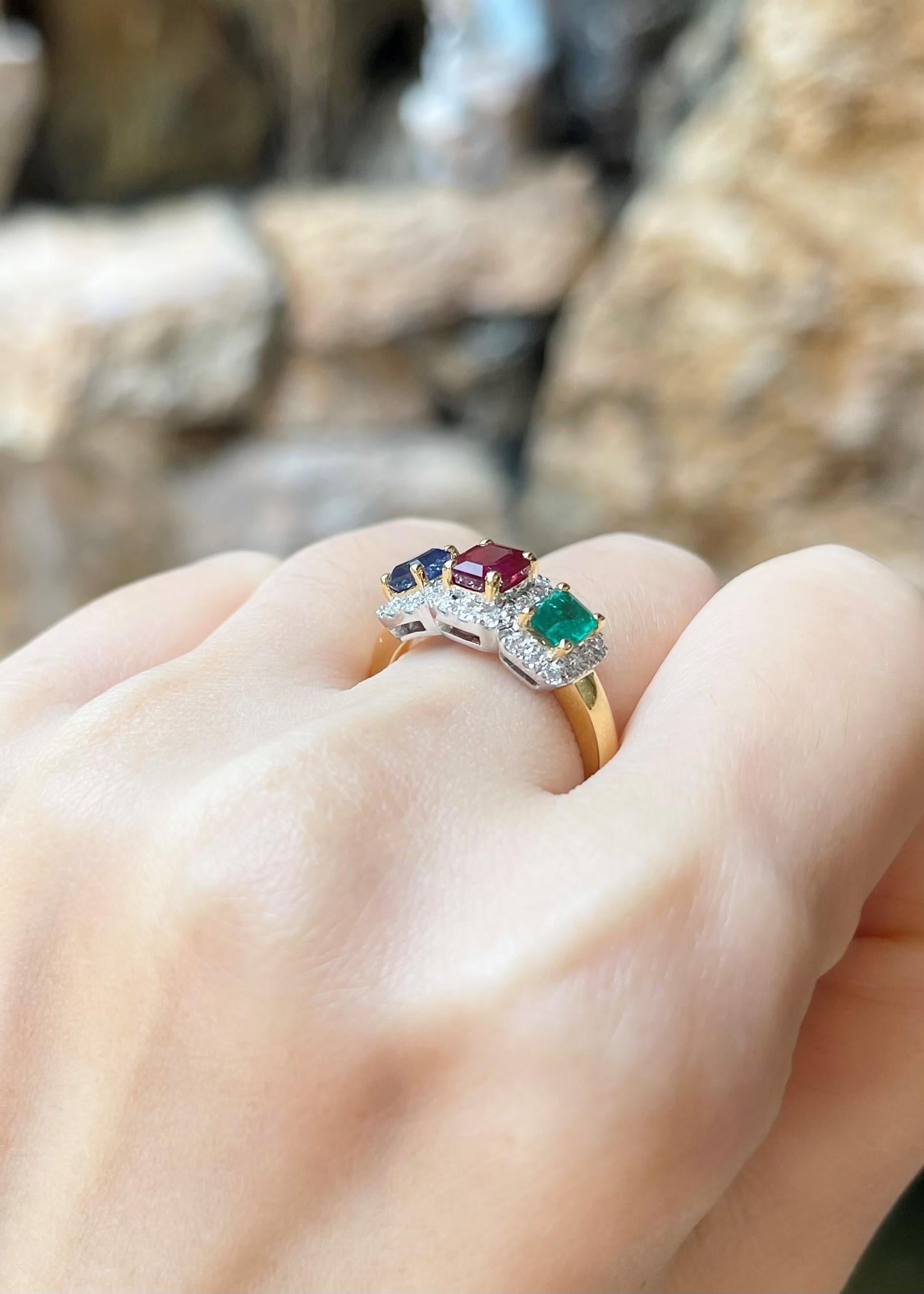 Ring mit blauem Saphir, Rubin, Smaragd und Diamant in 18 Karat Goldfassungen (Carréschliff) im Angebot