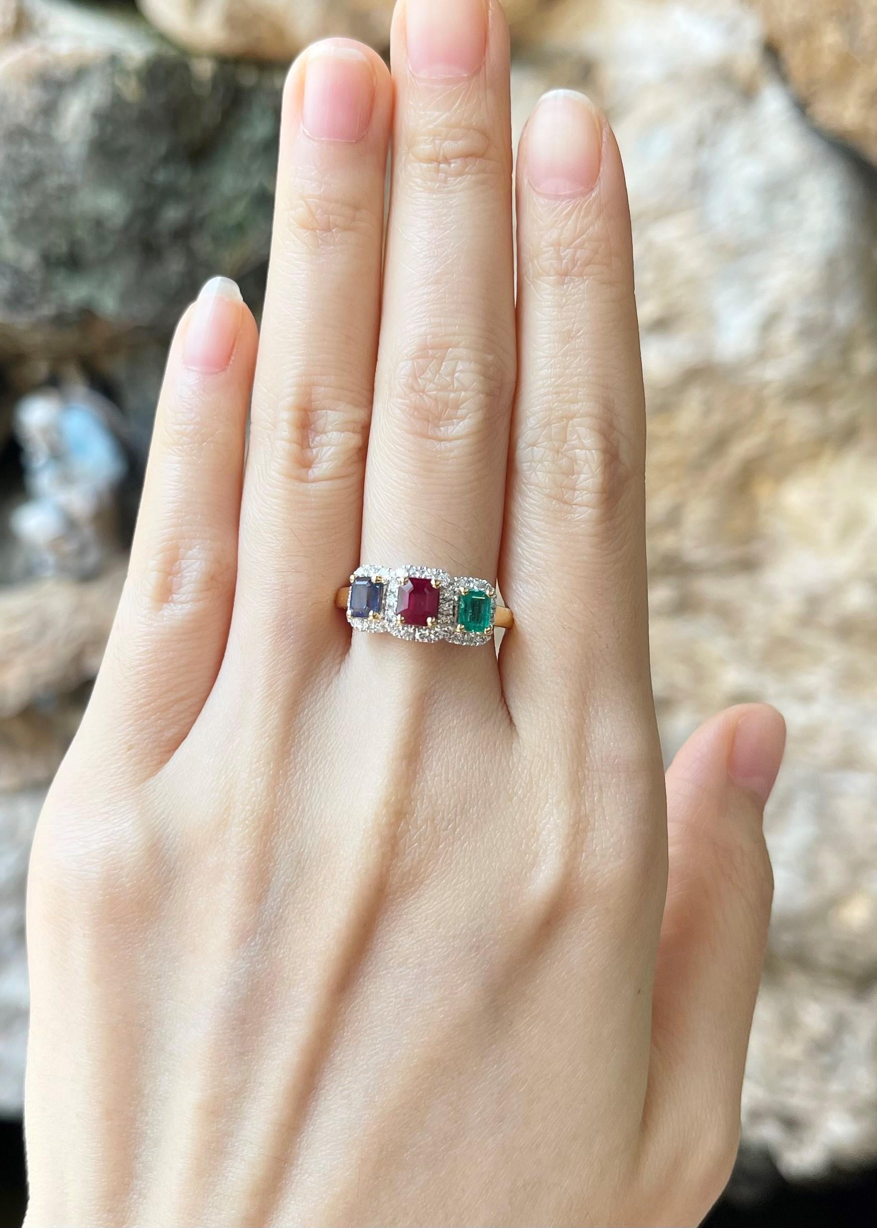 Ring mit blauem Saphir, Rubin, Smaragd und Diamant in 18 Karat Goldfassungen im Zustand „Neu“ im Angebot in Bangkok, TH