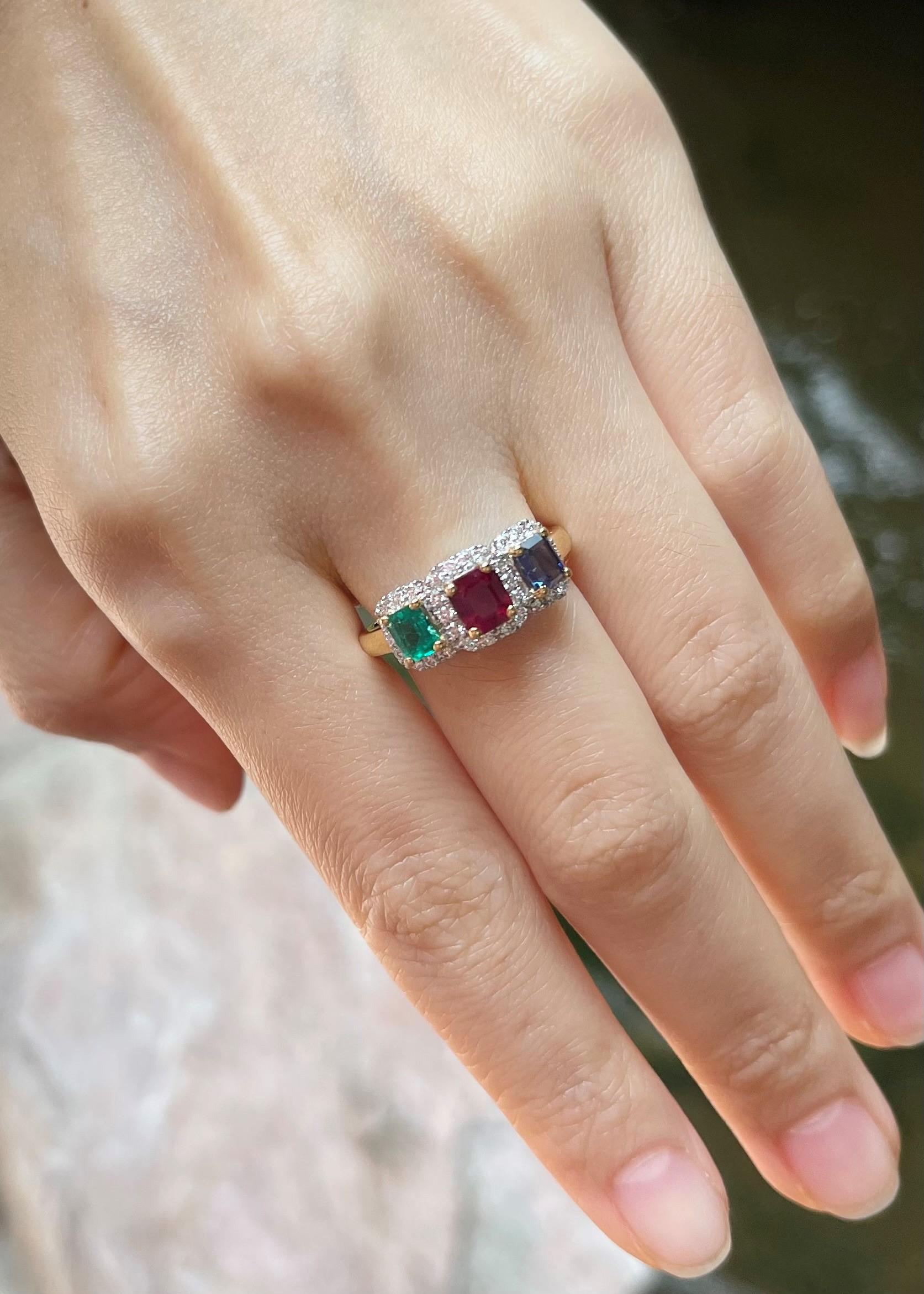 Ring mit blauem Saphir, Rubin, Smaragd und Diamant in 18 Karat Goldfassungen Damen im Angebot