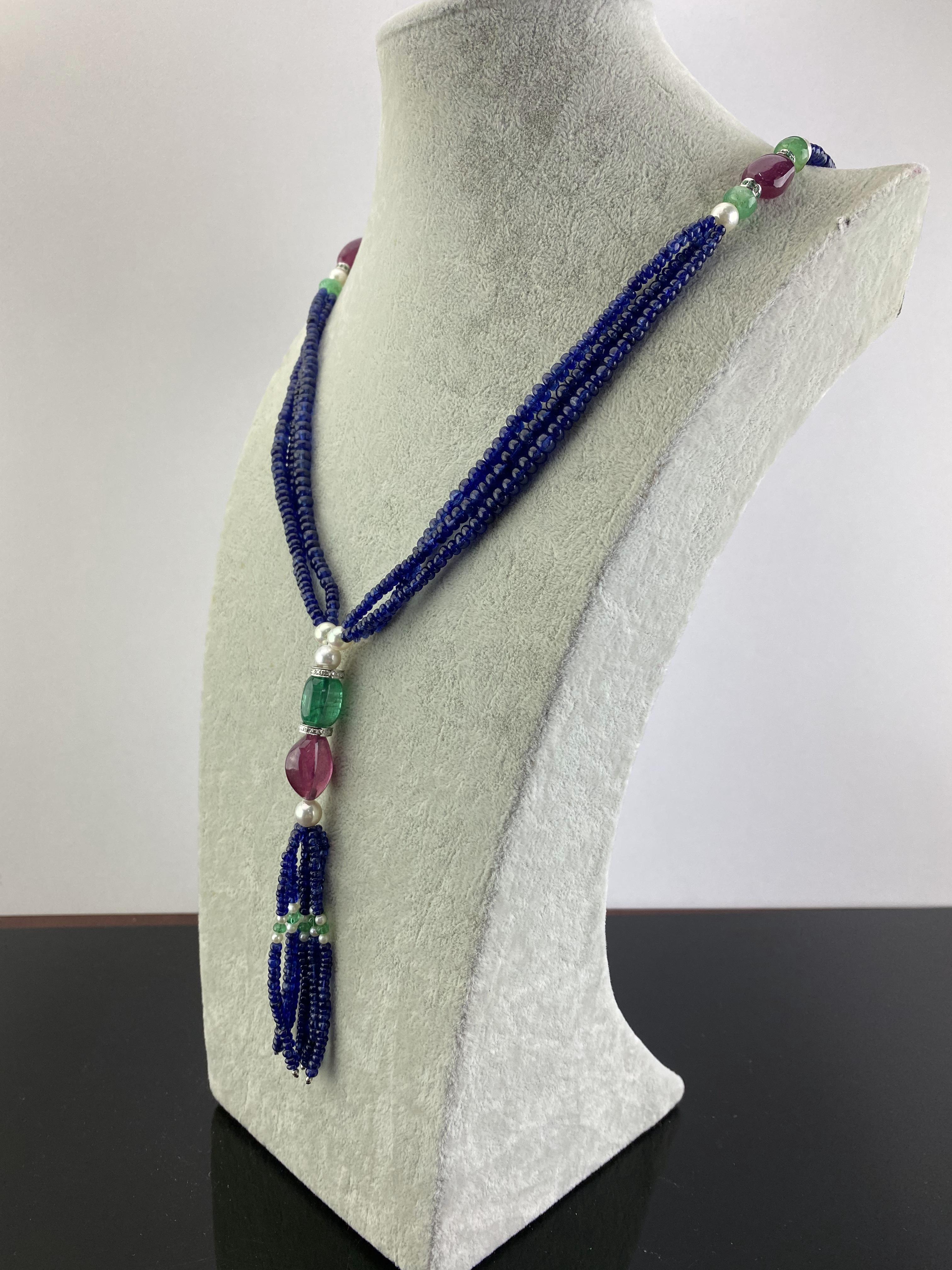 Art déco Collier de perles à plusieurs rangs en saphir bleu, rubis, émeraudes et perles en vente